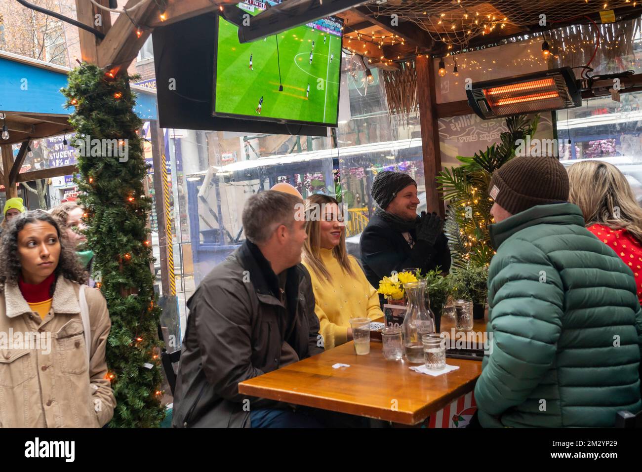 Gli appassionati di sport guardano la partita di calcio della Coppa del mondo FIFA Francia contro Inghilterra in un bar a Greenwich Village a New York sabato 10 dicembre 2022. (© Richard B. Levine) Foto Stock