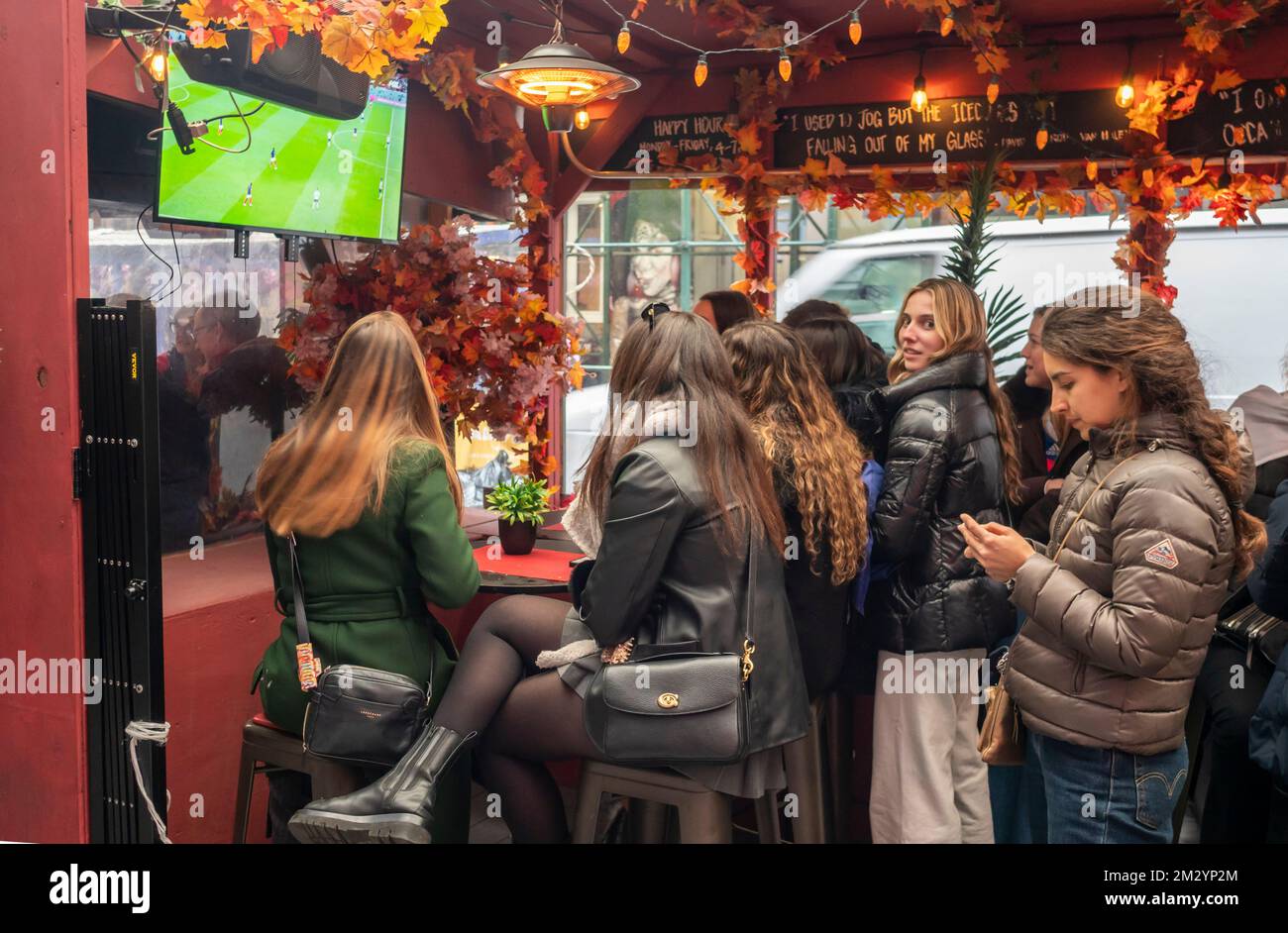 Gli appassionati di sport guardano la partita di calcio della Coppa del mondo FIFA Francia contro Inghilterra in un bar a Greenwich Village a New York sabato 10 dicembre 2022. (© Richard B. Levine) Foto Stock