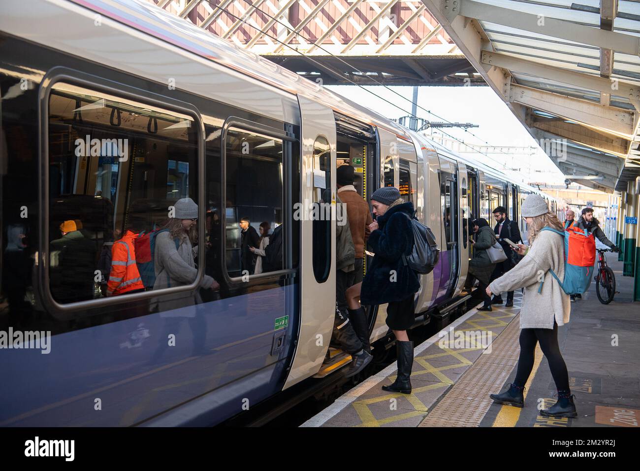 Slough, Berkshire, Regno Unito. 14th dicembre 2022. Un treno della Elizabeth Line in rotta per Paddington da Slough. Alcuni lavoratori ferroviari sono stati in sciopero oggi alla stazione ferroviaria di Slough in una disputa sulla retribuzione e la prevista chiusura delle biglietterie. I treni GWR e Elizabeth Line erano in funzione da e per Londra, ma la stazione era molto più tranquilla del normale, dato che molte persone hanno deciso di lavorare da casa. Il personale stava picchettando fuori dalla stazione ferroviaria nel freddo gelido in un altro giorno di temperature inferiori allo zero. Credit: Maureen McLean/Alamy Live News Foto Stock