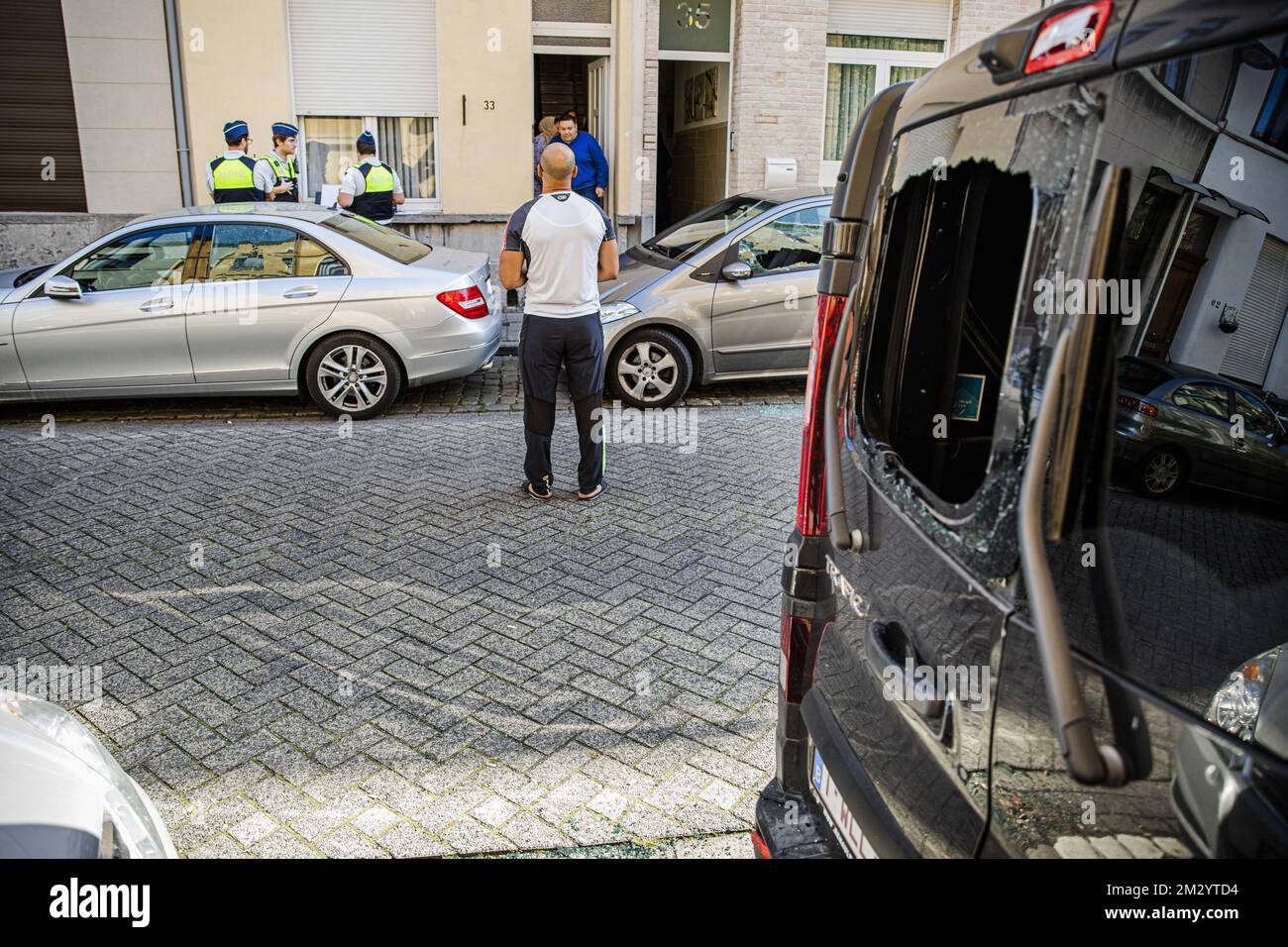 Automobili con i vetri distrutti nella foto sulla scena di un'esplosione a Borgerhout, lunedì 02 settembre 2019. Lunedì mattina presto, una granata è stata gettata in strada. Non ci sono lesioni, ma i danni sono notevoli. BELGA FOTO WIM KEMPENAERS Foto Stock