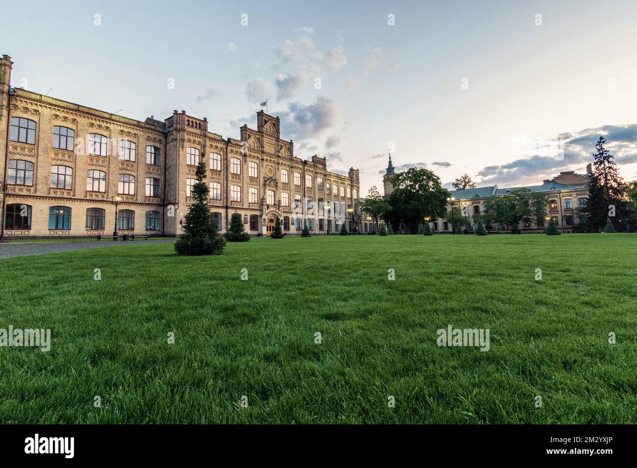 Antico edificio dell'Università Politecnica di Igor Sikorsky a Kiev. KPI edificio principale in serata. Kiev. Ucraina Foto Stock