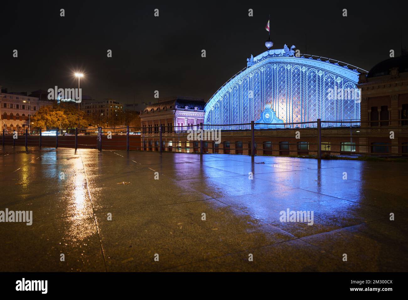 La stazione ferroviaria di Atocha di notte a madrid, Spagna Foto Stock