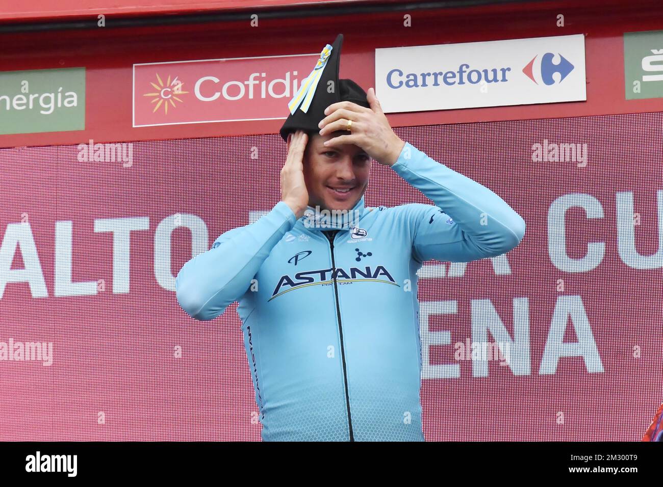 Il danese Jakob Fuglsang del Pro Team Astana festeggia sul podio dopo aver vinto la tappa 16 dell'edizione 2019 della 'Vuelta a Espana', gara ciclistica del Tour di Spagna, da Pravia all'Alto de la Cubilla Lena (144,4 km), lunedì 09 settembre 2019. BELGA PHOTO YUZURU SUNADA - FRANCE OUT Foto Stock