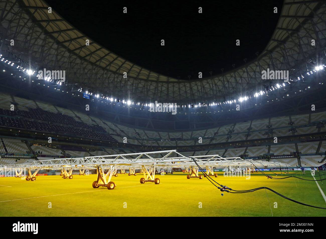Lusail iconico stadio, Lusail, Qatar. 13th Dec, 2022. Semifinale della Coppa del mondo FIFA, Argentina contro Croazia; sistema di crescita dell'erba in campo pre-partita credito: Action Plus Sports/Alamy Live News Foto Stock Lusail iconico stadio, Lusail, Qatar. 13th Dec, 2022. Semifinale della Coppa del mondo FIFA, Argentina contro Croazia; sistema di crescita dell'erba in campo pre-partita credito: Action Plus Sports/Alamy Live News Foto Stock