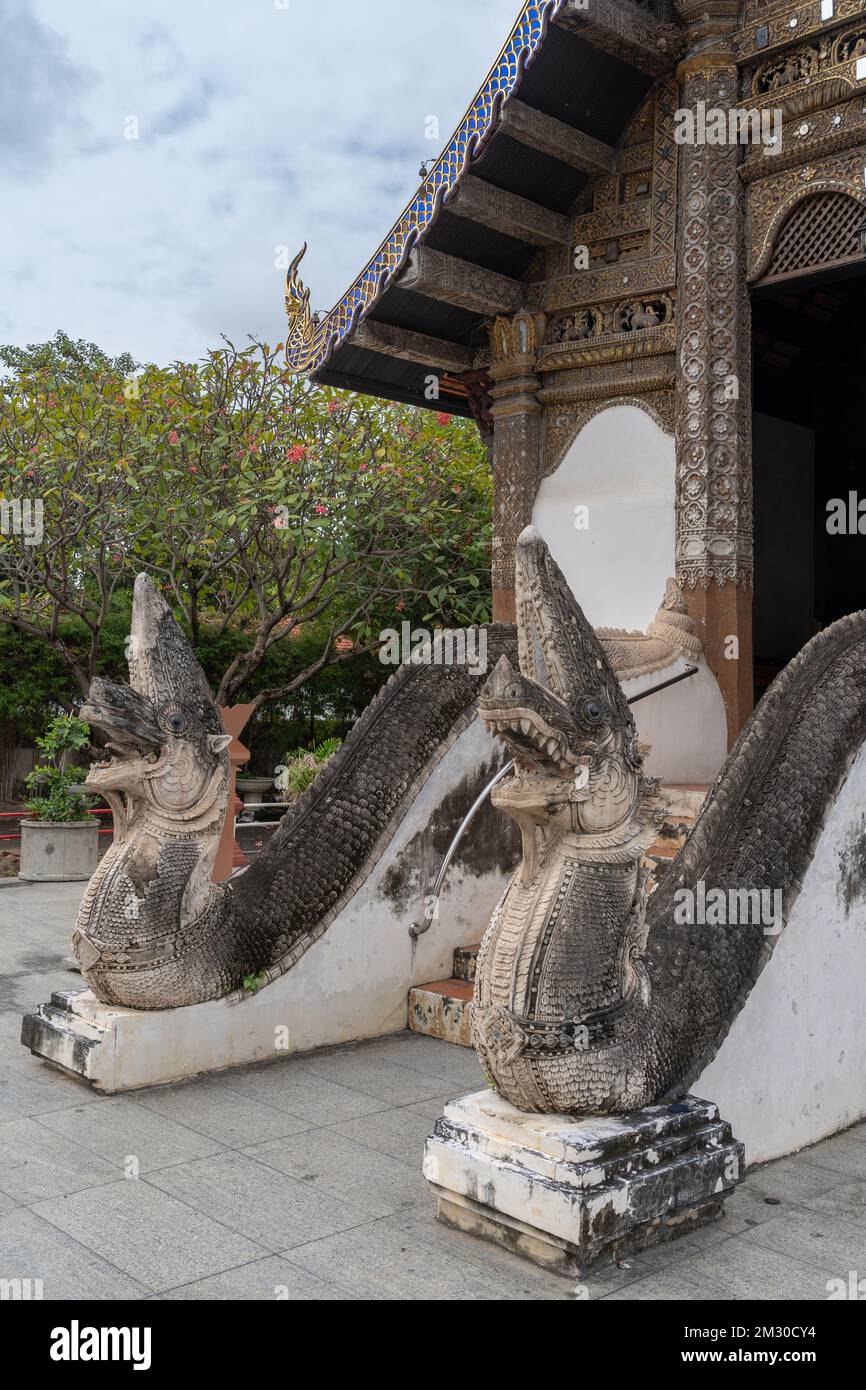 Vista dell'antica scalinata di naga, ingresso alla splendida viharn in stile Lanna, presso lo storico tempio buddista di Wat Prasat, Chiang mai, Thailandia Foto Stock