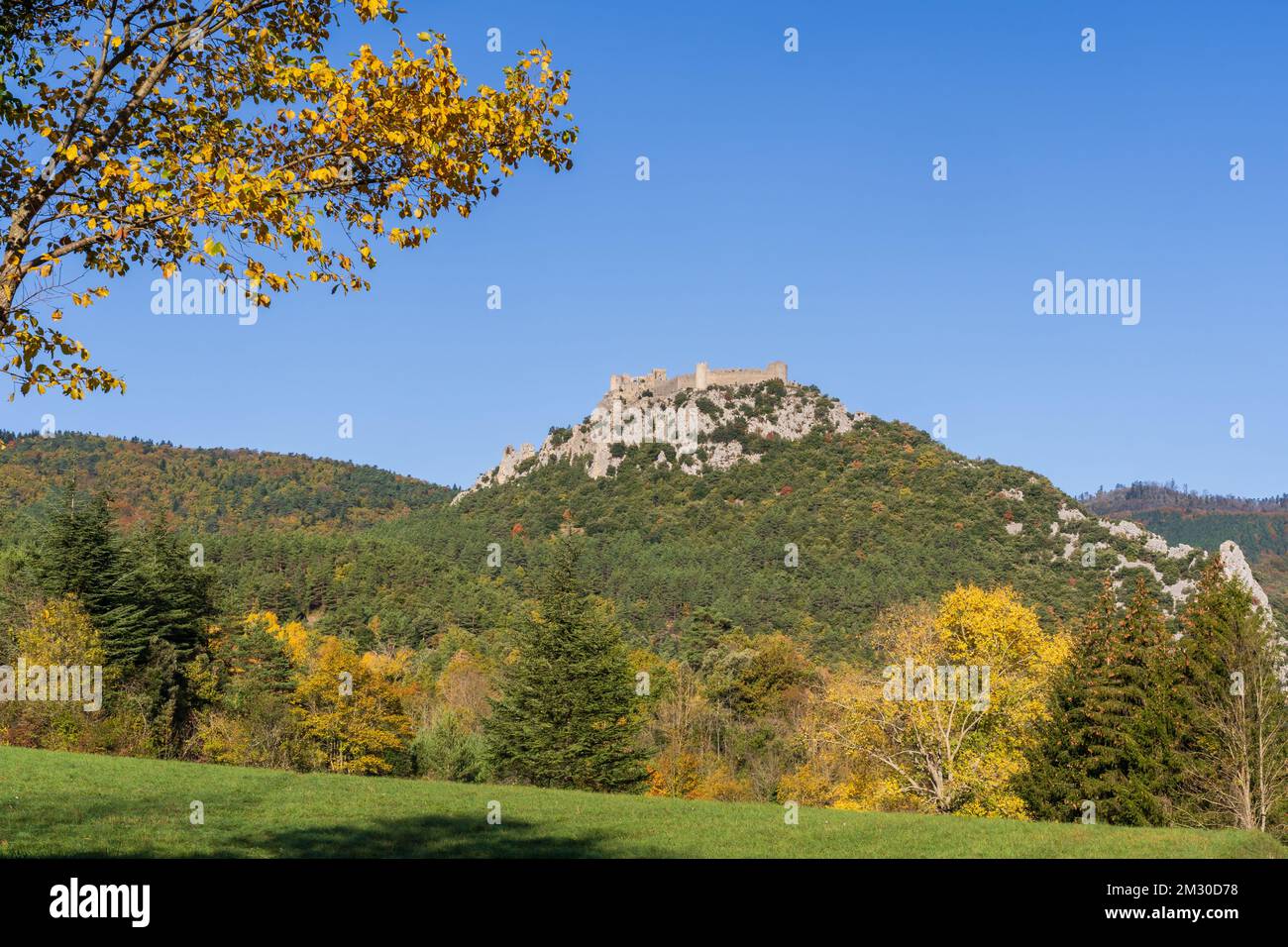 Panorama autunnale sull'antico castello medievale di Puilaurens cathar, Lapradelle-Puilaurens, Aude, Francia Foto Stock