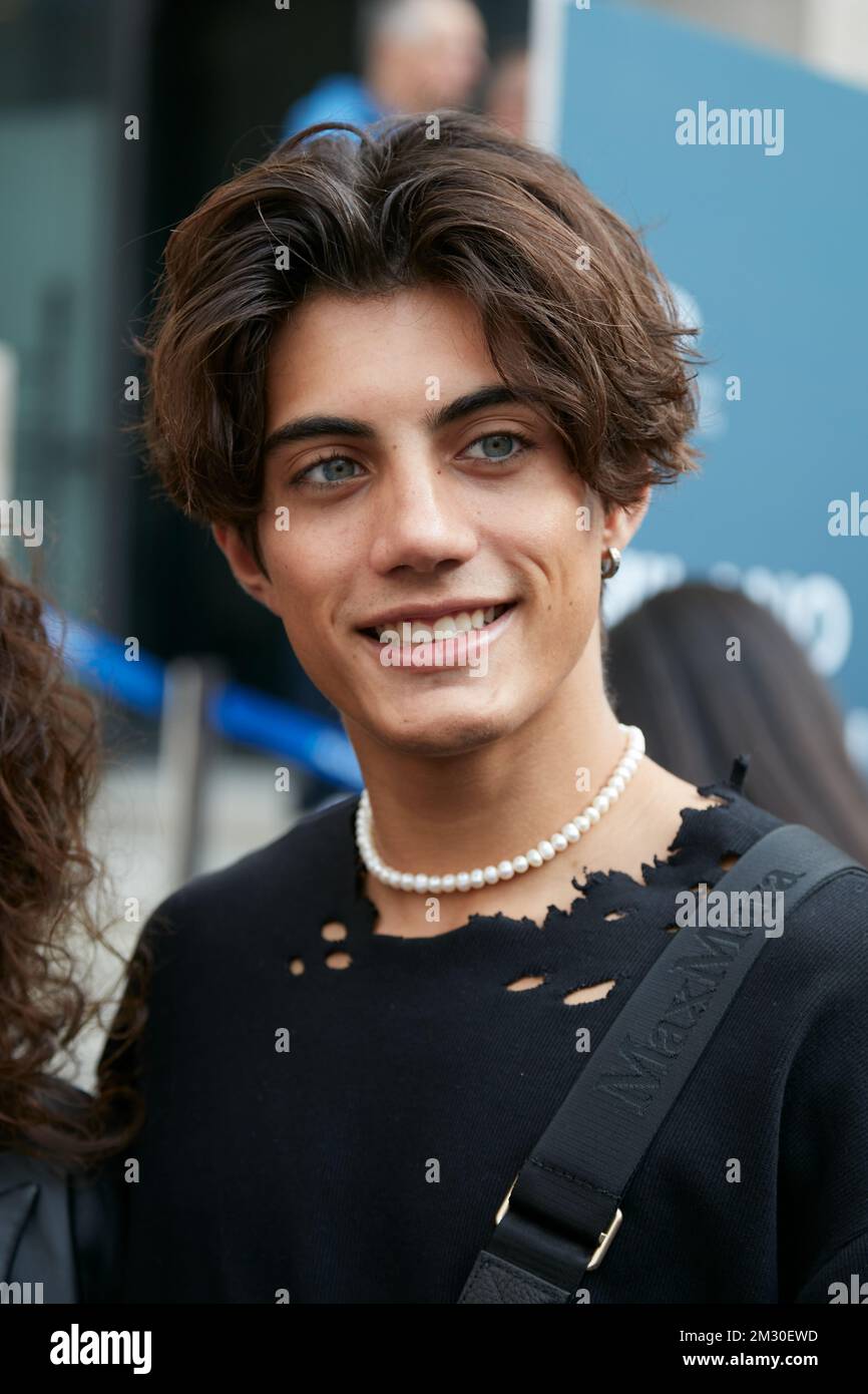 MILANO, ITALIA - 22 SETTEMBRE 2022: Riki prima della sfilata Max Mara, Street Style della Fashion Week di Milano Foto Stock