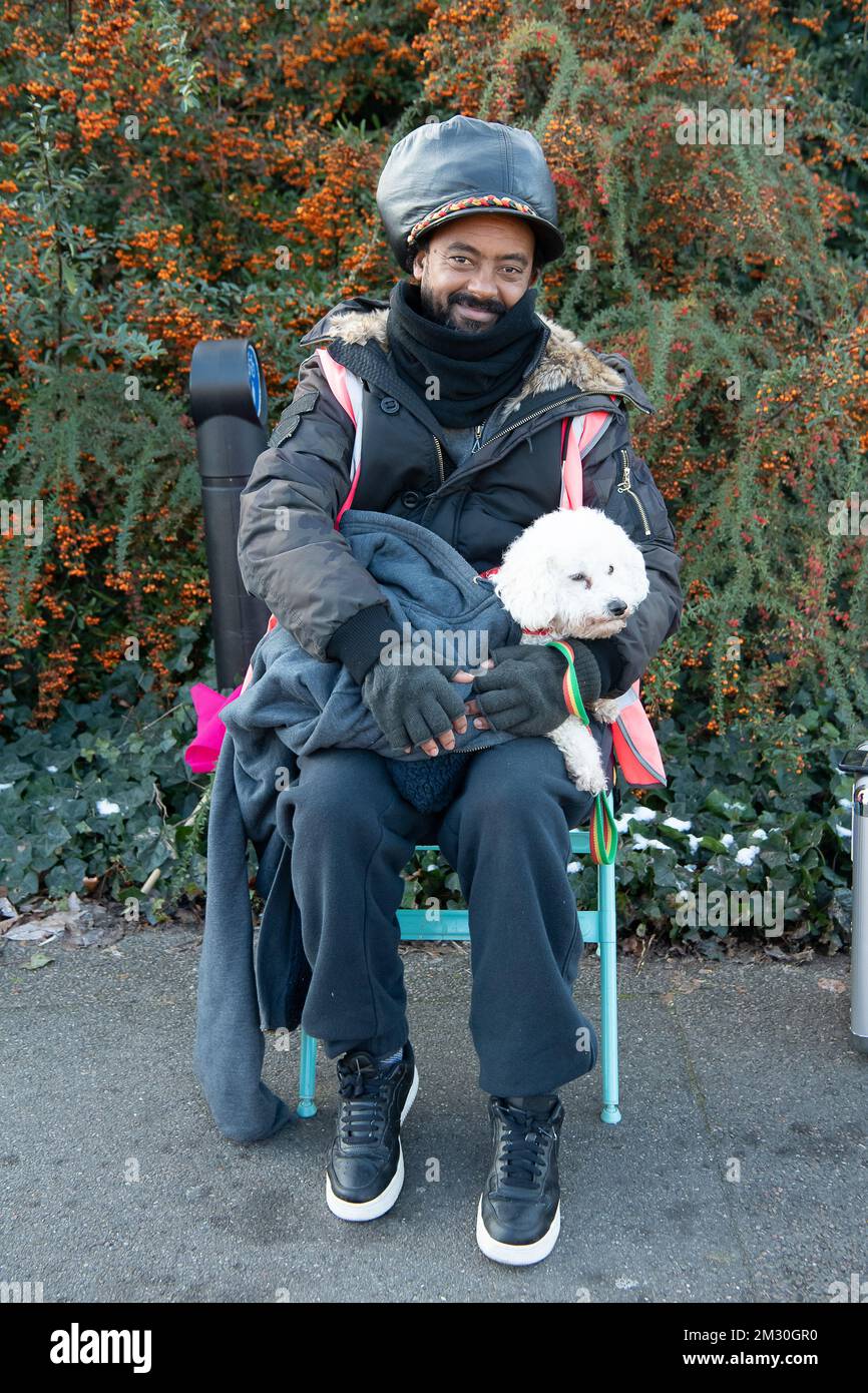 Slough, Berkshire, Regno Unito. 14th dicembre 2022. Un dipendente di Royal Mail e la sua poodle Raffy in sciopero al di fuori dell'ufficio di smistamento di Royal Mail a Slough. I lavoratori della Royal Mail sono stati in sciopero oggi presso l'ufficio di smistamento di Slough in una disputa in corso sulle condizioni salariali e di lavoro. I membri della CWU hanno tenuto un picket ufficiale fuori dall'ufficio di smistamento, tuttavia, i manager e il personale dell'agenzia sono stati portati per continuare a consegnare la posta ai clienti. Credit: Maureen McLean/Alamy Live News Foto Stock
