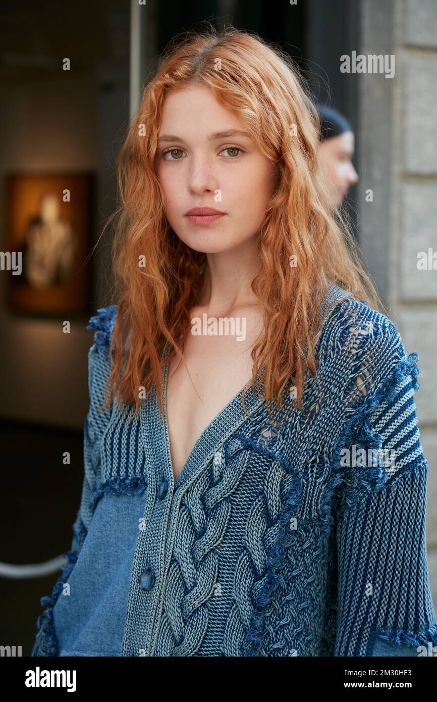 MILANO, ITALIA - 22 SETTEMBRE 2022: Top model dopo la sfilata di moda del Dsquared2, Street style della Fashion Week di Milano Foto Stock