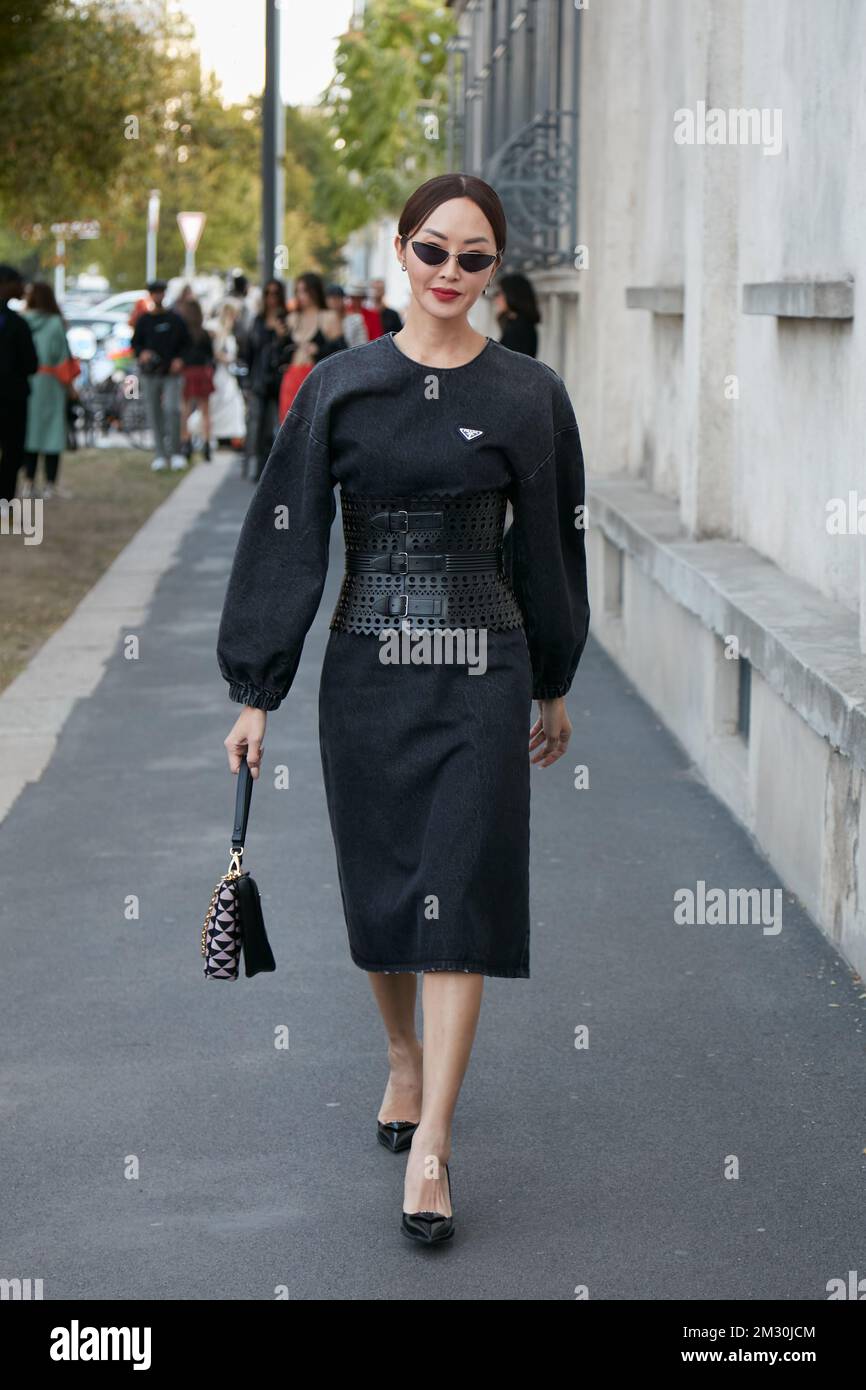 MILANO, ITALIA - 22 SETTEMBRE 2022: Donna con vestito Prada nero e cintura in pelle nera prima della sfilata Prada, Milano Fashion Week Street Style Foto Stock