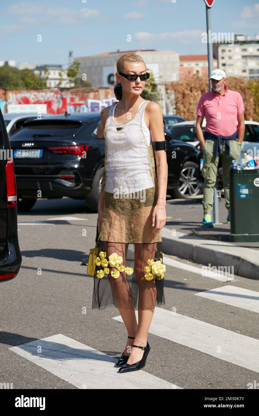 MILANO, ITALIA - 22 SETTEMBRE 2022: Donna con abito Prada con gonna trasparente prima della sfilata Prada, Milano Fashion Week Street Style Foto Stock