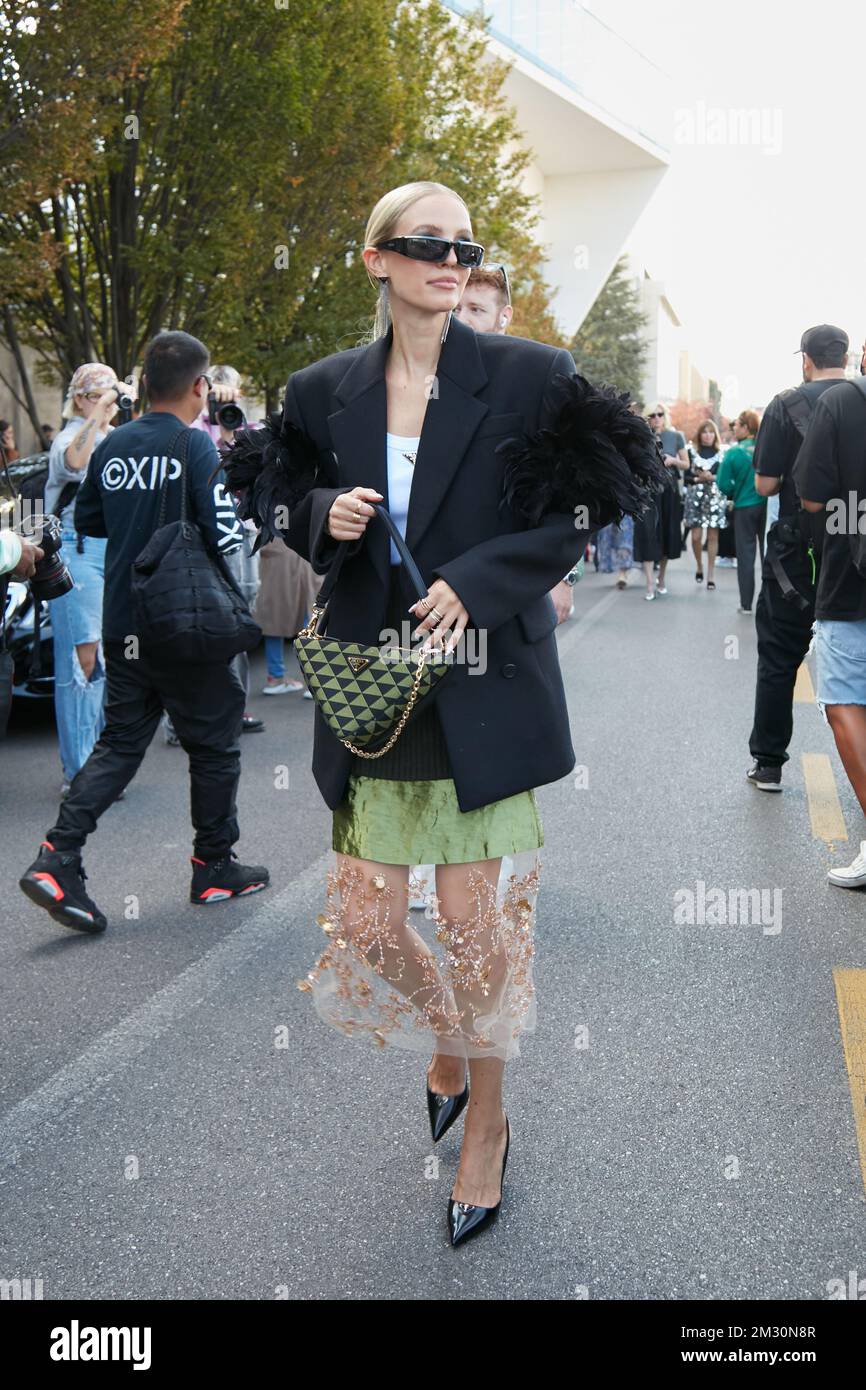 MILANO, ITALIA - 22 SETTEMBRE 2022: Leonie Hanne prima della sfilata Prada, Milano Fashion Week Street Style Foto Stock