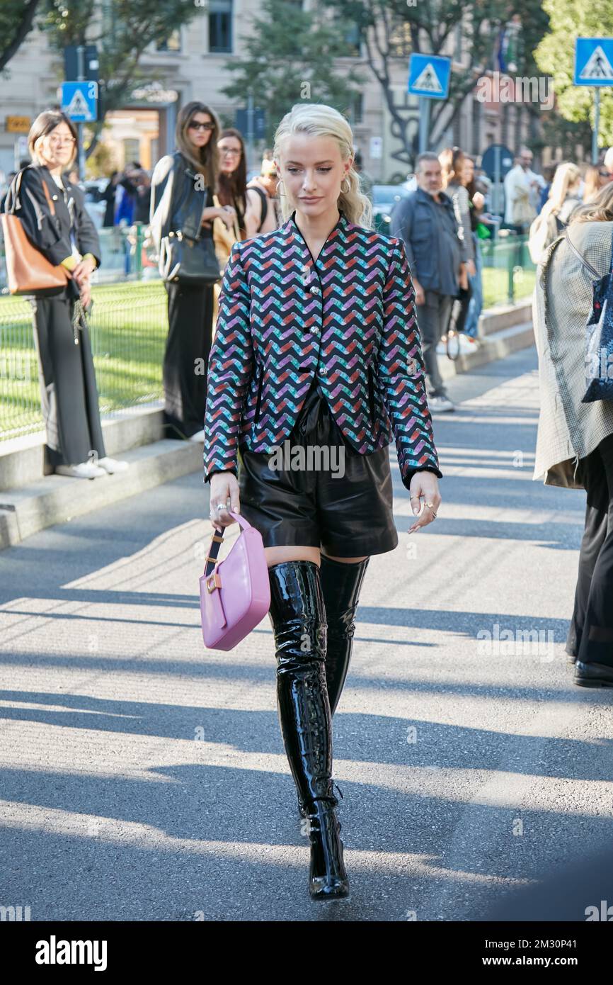 MILANO, ITALIA - 22 SETTEMBRE 2022: Donna con pantaloncini in pelle nera e  stivali in pelle verniciata nera prima della sfilata di moda Emporio  Armani, Milano Fashion We Foto stock - Alamy