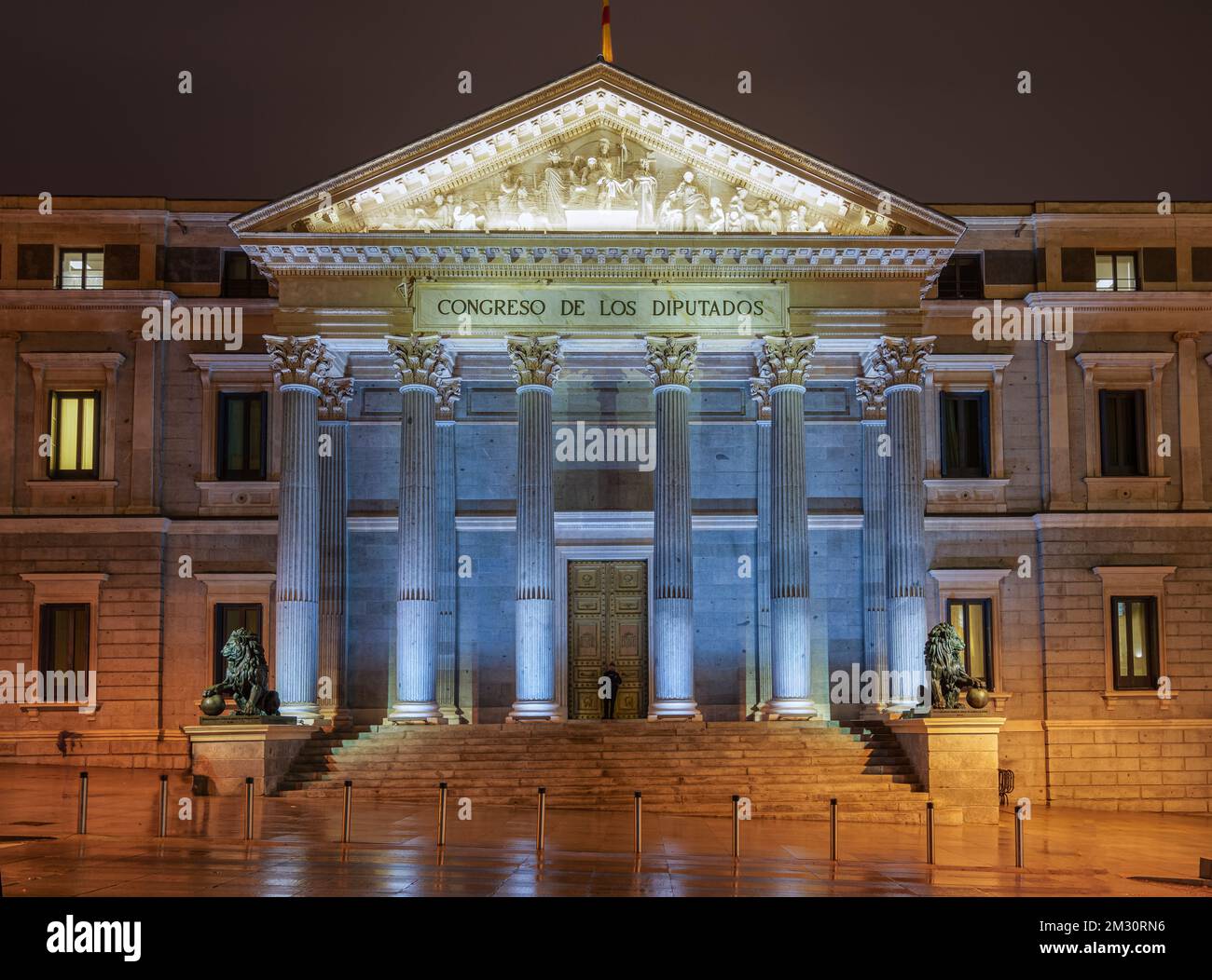 Facciata del Congresso dei deputati a Madrid, Spagna,. Vista notturna Foto Stock