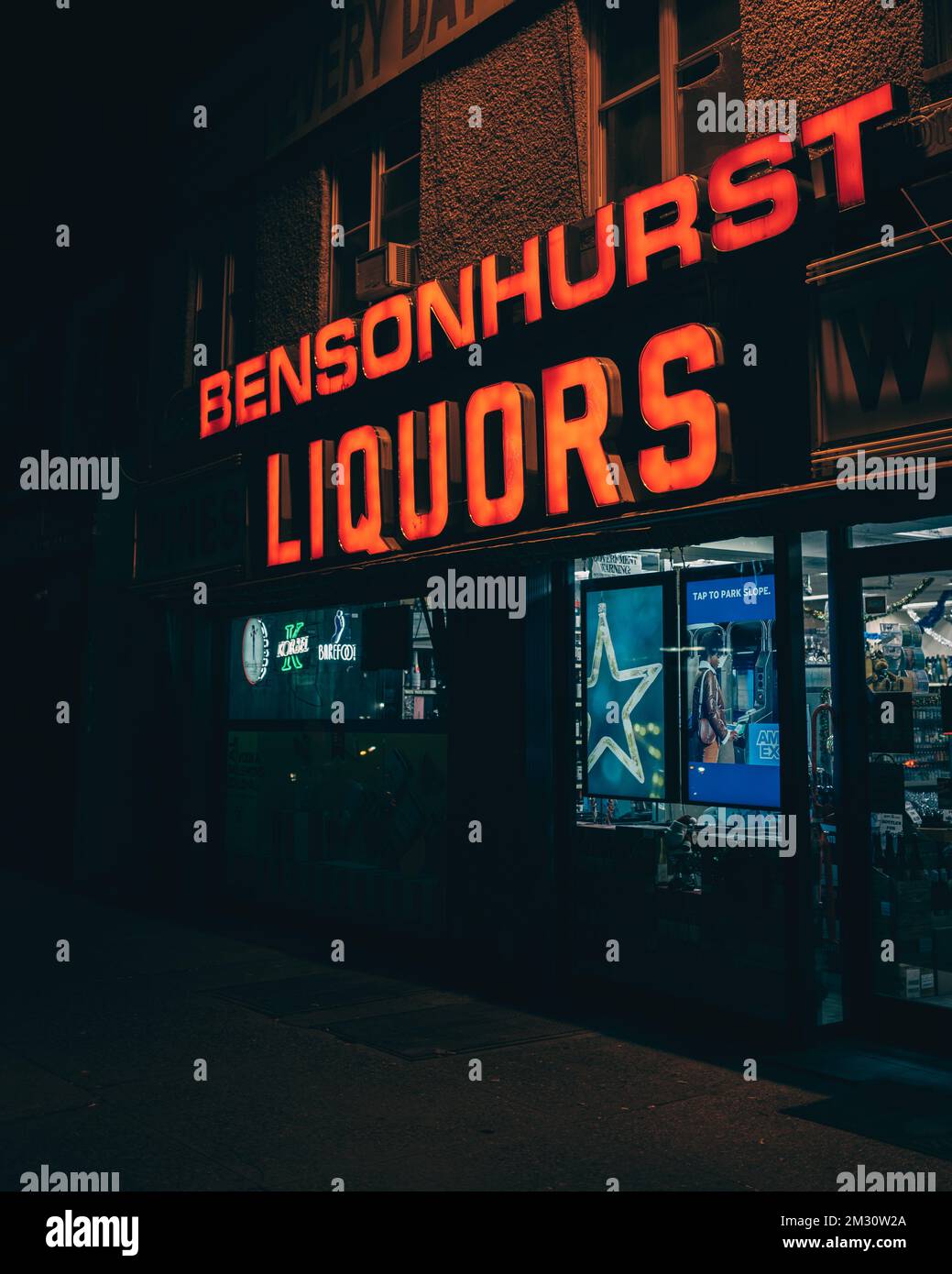 Bensonhurst liquors vintage segno di notte, Brooklyn, New York Foto Stock