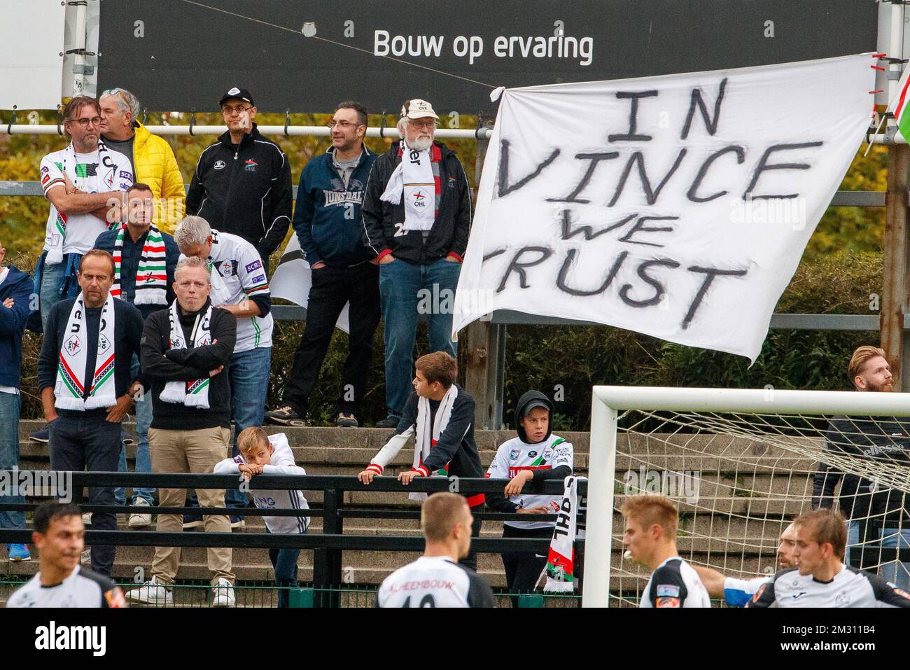 I sostenitori dell'OHL hanno raffigurato con un banner "in vince ci fidiamo" durante una partita di calcio tra KSV Roeselare e Oud-Heverlee Leuven, sabato 12 ottobre 2019 a Roeselare, il 10° giorno della divisione "Proximus League" 1B del campionato di calcio belga. BELGA FOTO KURT DESPLENTER Foto Stock