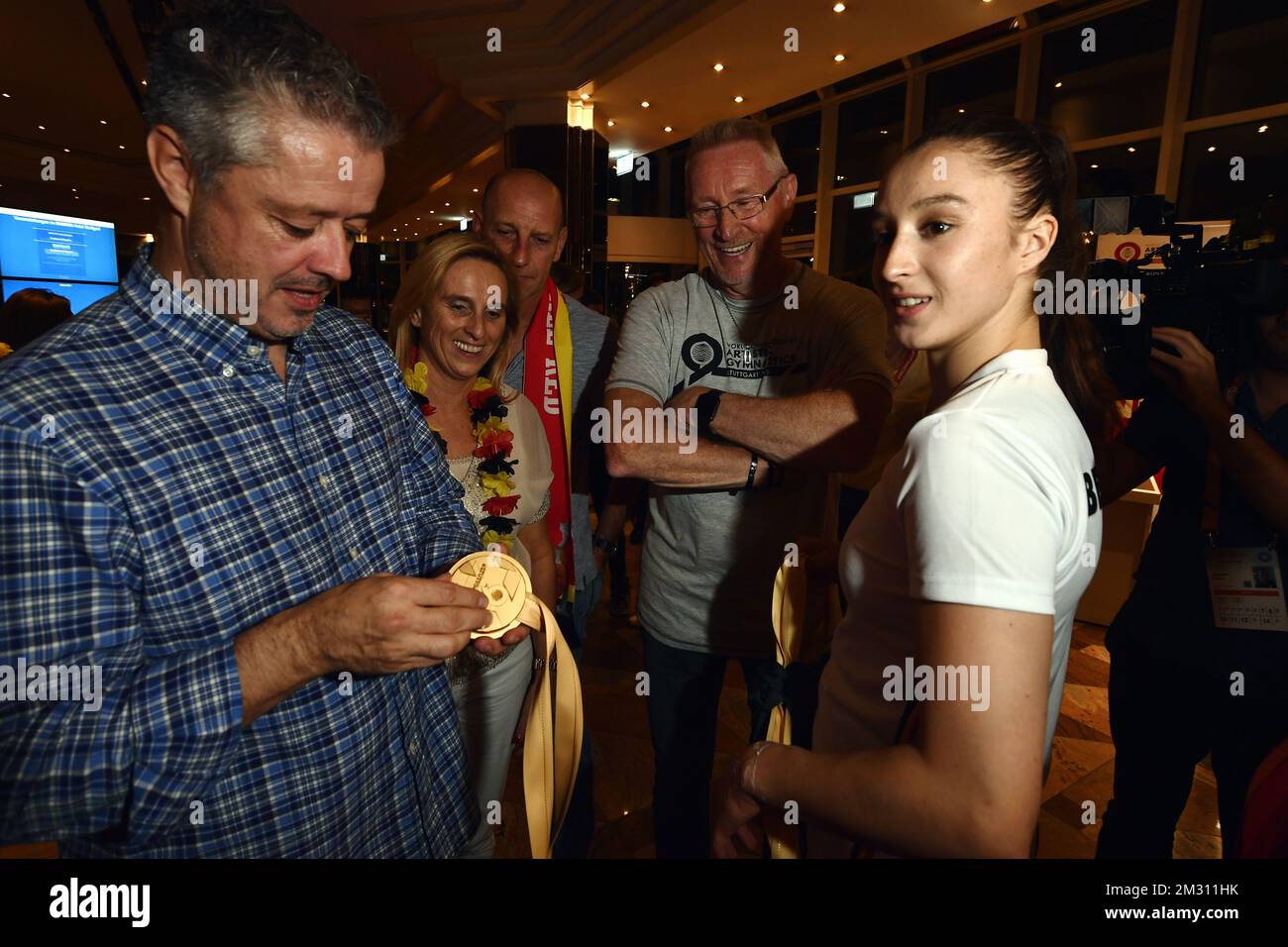 Il padre di Derwael Nico, la madre di Derwael Marijke Lammens, il nonno di Nina e il ginnasta belga Nina Derwael festeggiano durante una festa presso l'hotel della delegazione belga, dopo che Derwael ha vinto le finali dell'evento bar irregolare ai campionati mondiali di ginnastica artistica, sabato 12 ottobre 2019, a Stoccarda, Germania. I Mondi si svolgono dal 04 al 13 ottobre. FOTO DI BELGA ERIC LALMAND Foto Stock