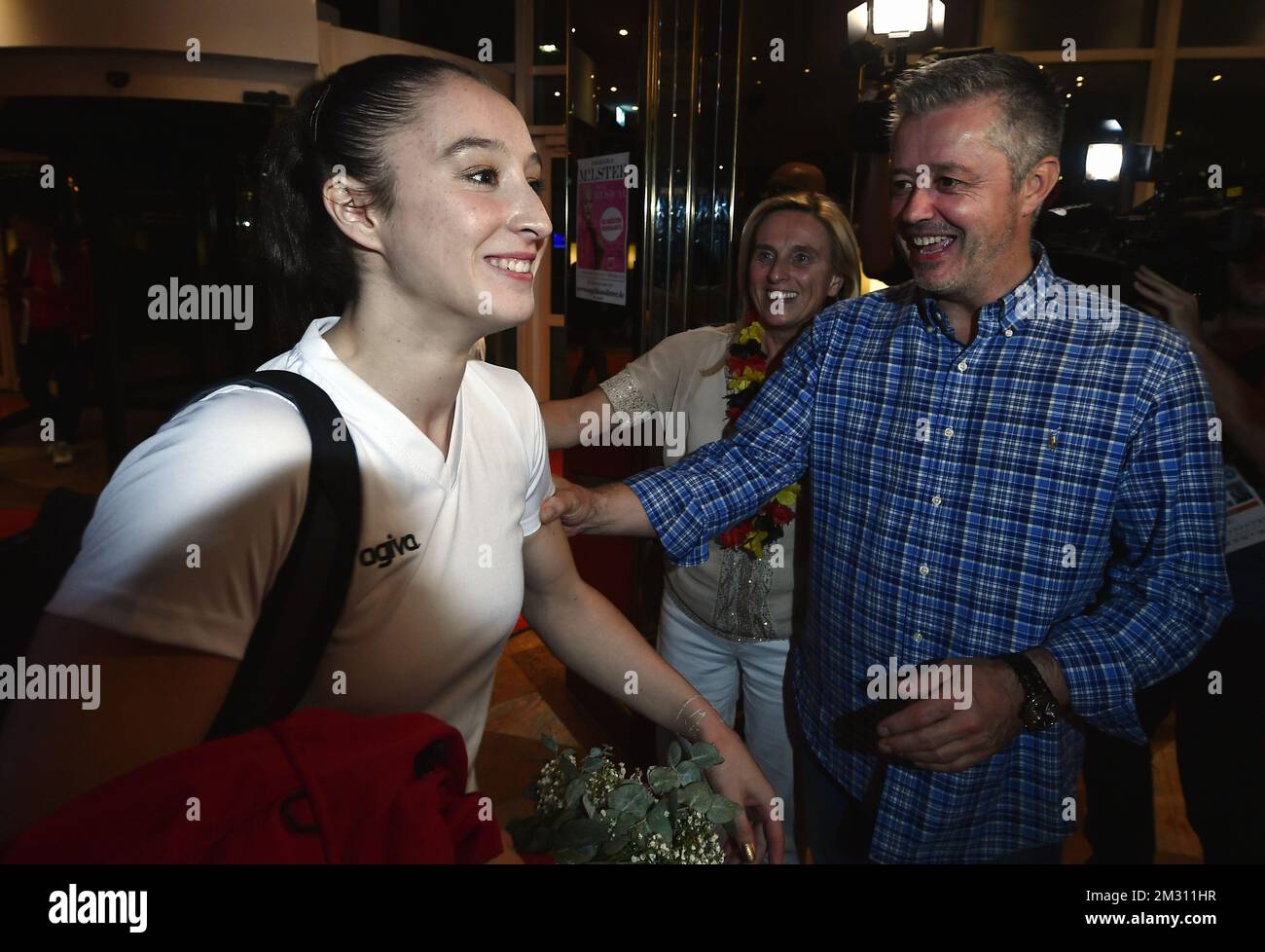 Ginnastica belga Nina Derwael, la madre di Derwael Marijke Lammens, il padre di Nina Nico Derwael celebrano durante, ginnastica belga Nina Derwael, la madre di Derwael Marijke Lammens e il padre di Nina Nico Derwael celebrano durante una festa presso l'hotel della delegazione belga, Dopo Derwael ha vinto le finali della disuguale bar evento ai campionati del mondo di ginnastica artistica, sabato 12 ottobre 2019, a Stoccarda, Germania. I Mondi si svolgono dal 04 al 13 ottobre. FOTO DI BELGA ERIC LALMAND Foto Stock