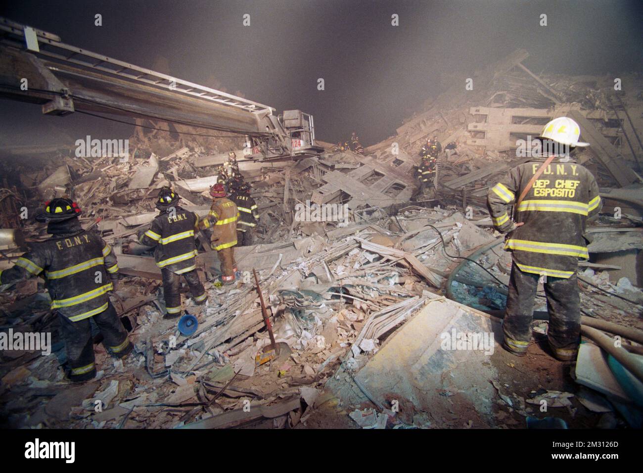 A New York City Fire Department Vice Chief supervisiona e guarda come membri della FDNY Ladder Company 124 rimuovere utensili e attrezzature dal 'palo' Foto Stock