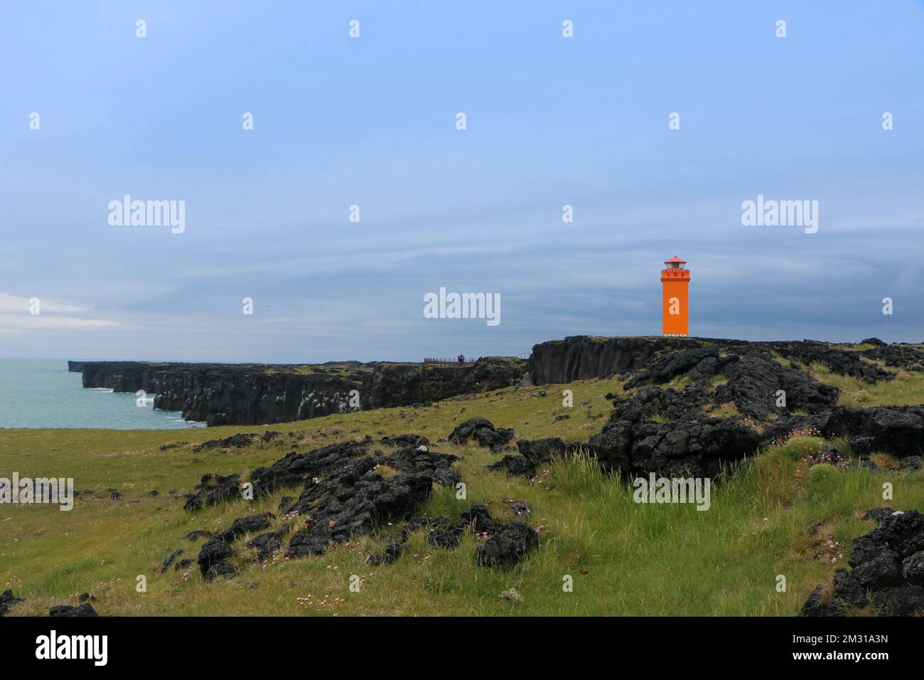 Il faro di Svortuloft sulla penisola di Snaefelsnes in Islanda sotto il cielo nuvoloso Foto Stock