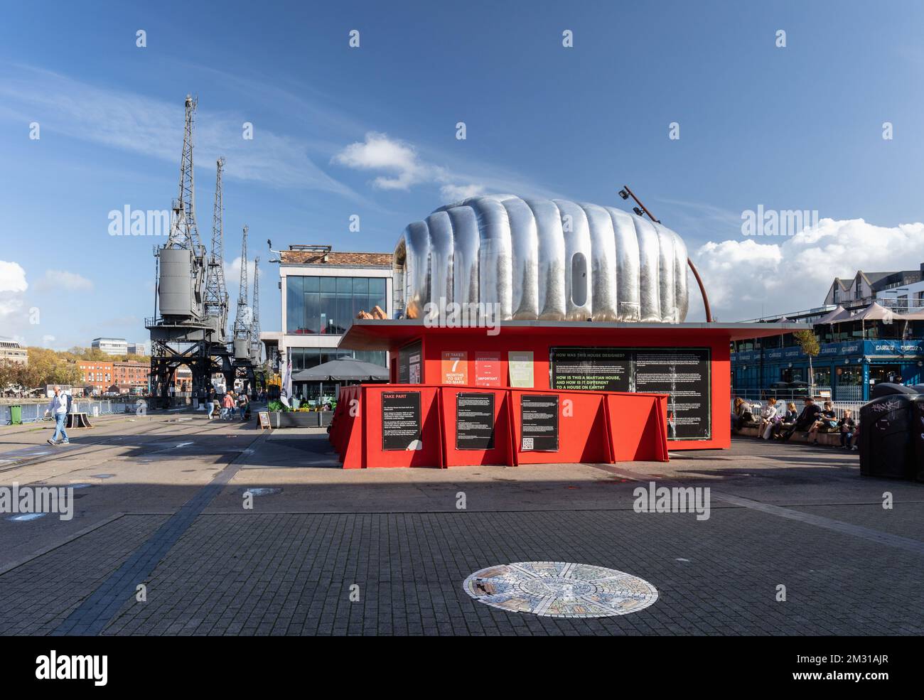 L'esterno della Casa Martiana parte di un progetto d'arte pubblica, M Shed Square, Bristol Harbourside, Bristol, Inghilterra, REGNO UNITO Foto Stock