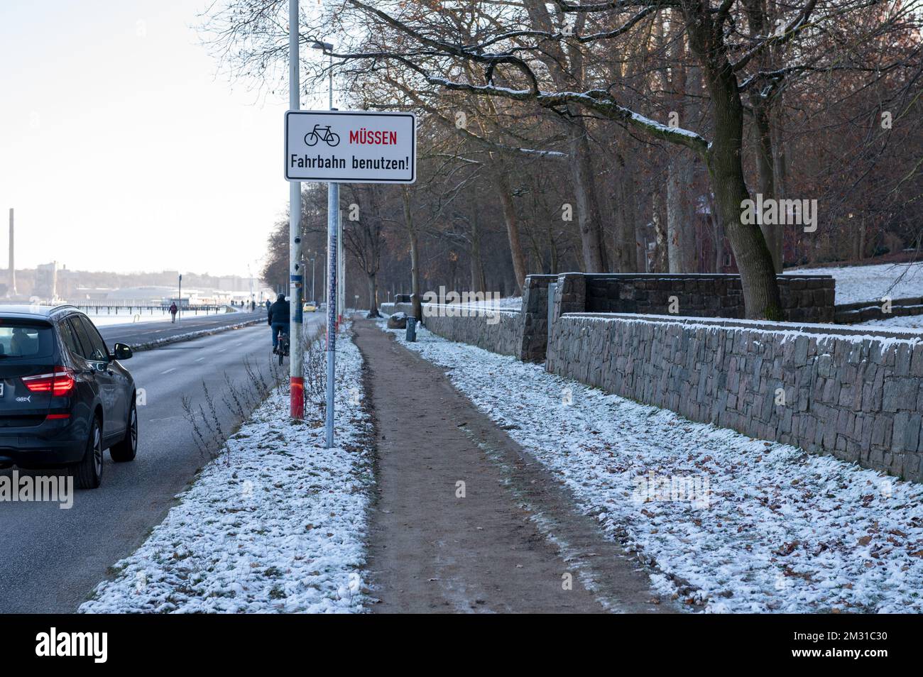 Kiel an der Uferpromenade Kiellinie Schild Radfahrer müssen die Fahrbahn benutzen Foto Stock