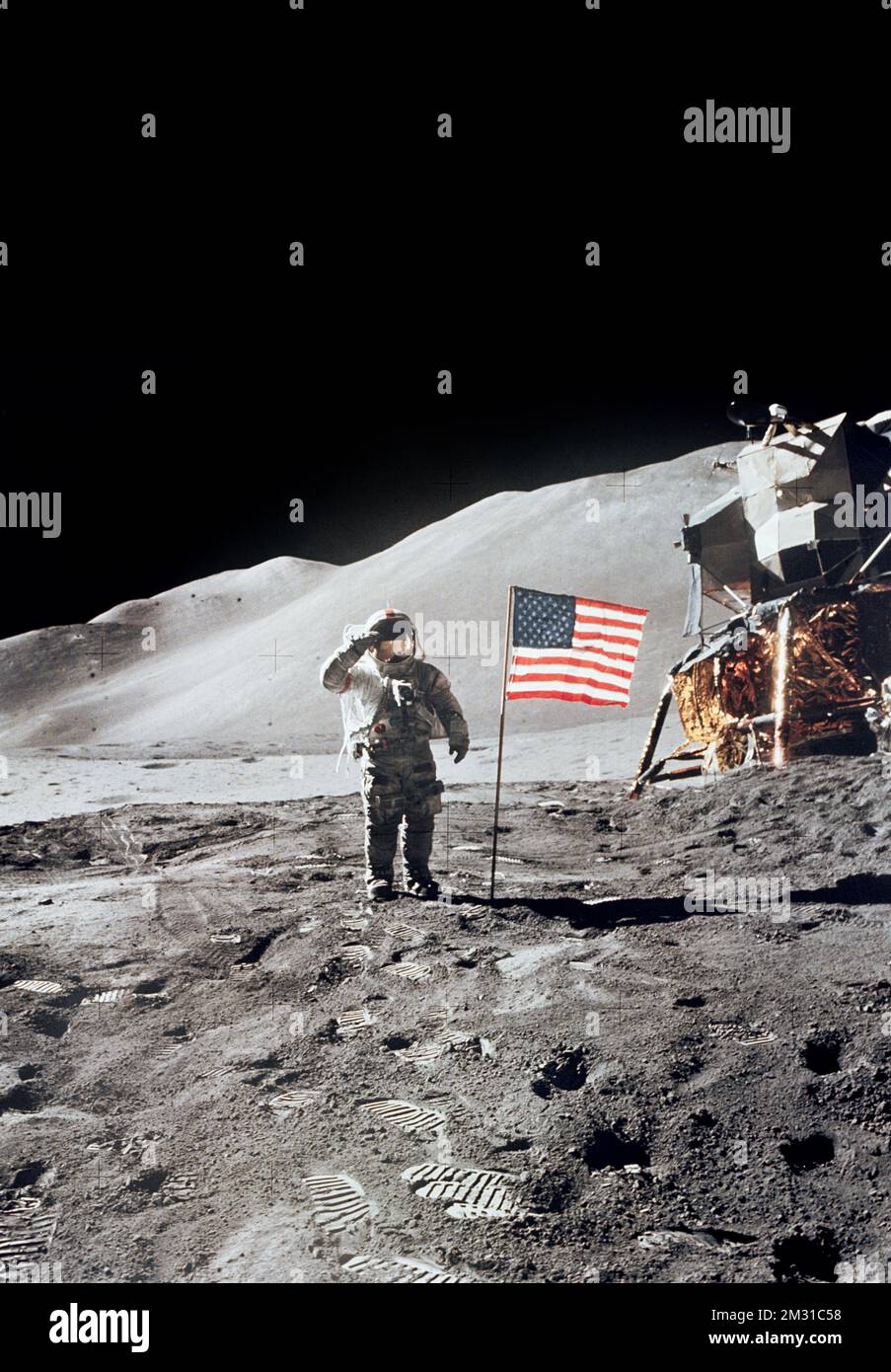 La superficie della Luna. L'astronauta David R. Scott dà un saluto militare mentre si trova accanto alla bandiera dispiegata degli Stati Uniti durante l'attività extraveicolare di superficie lunare (EVA) dell'Apollo 15 presso il sito di atterraggio di Hadley-Appennine. Il flag è stato distribuito verso la fine di EVA-2. Il modulo Lunar (LM), "Falcon", è parzialmente visibile sulla destra. Il Delta di Hadley sullo sfondo sorge a circa 13124ft m sopra la pianura. Questa fotografia è stata scattata dall'astronauta James B. Irwin, pilota lunare. Una versione ottimizzata e unica di un'immagine NASA. Credit: JB Irwin/NASA Foto Stock