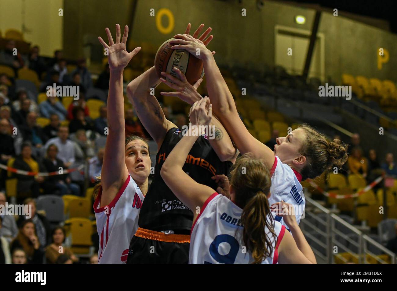 VOO Liege Panthers Charlotte BORLEE (9), VOO Liege Panthers Laura HENKET (13), VOO Liege Panthers Jaleesa MAES (45) e Flammes Carolo Basket Nadia COLHADO (11) lotta per la palla durante una partita di basket tra VOO Liege Flammes Carolo Basket, al gameday 4, Gruppo J delle Donne Eurocup, Mercoledì 6 novembre 2019, Liegi, Country Hall du Sart Tilman. FOTO BERNARD GILLET Foto Stock