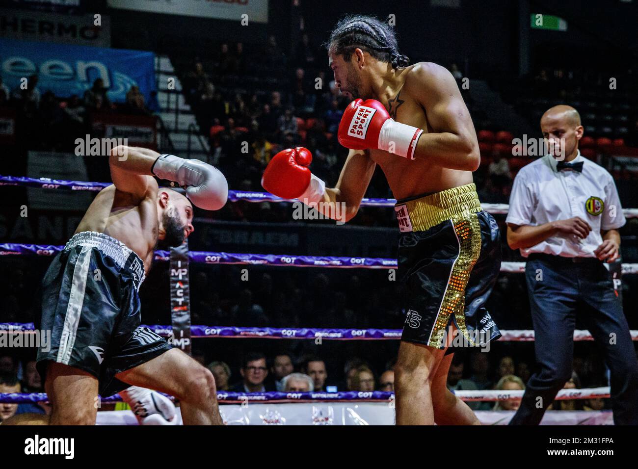 L'immagine mostra la lotta tra il belga Hedi 'Hells Bells' Slimani e il russo Maxim Churbanov, lotta Elite negli uomini 64 kg, lunedì 11 novembre 2019, a Oostende. BELGA FOTO KURT DESPLENTER Foto Stock