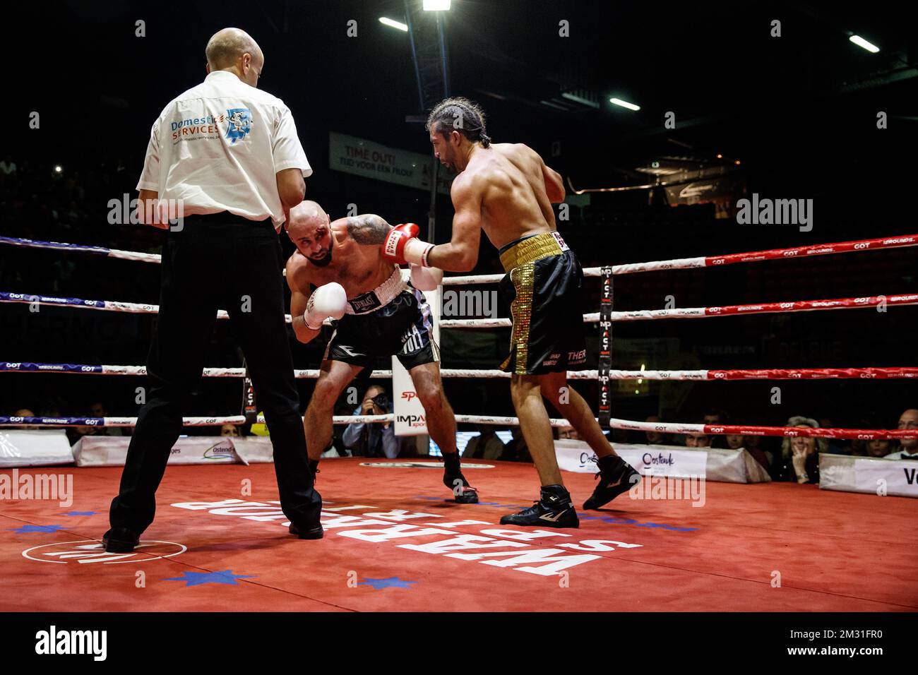 L'immagine mostra la lotta tra il belga Hedi 'Hells Bells' Slimani e il russo Maxim Churbanov, lotta Elite negli uomini 64 kg, lunedì 11 novembre 2019, a Oostende. BELGA FOTO KURT DESPLENTER Foto Stock