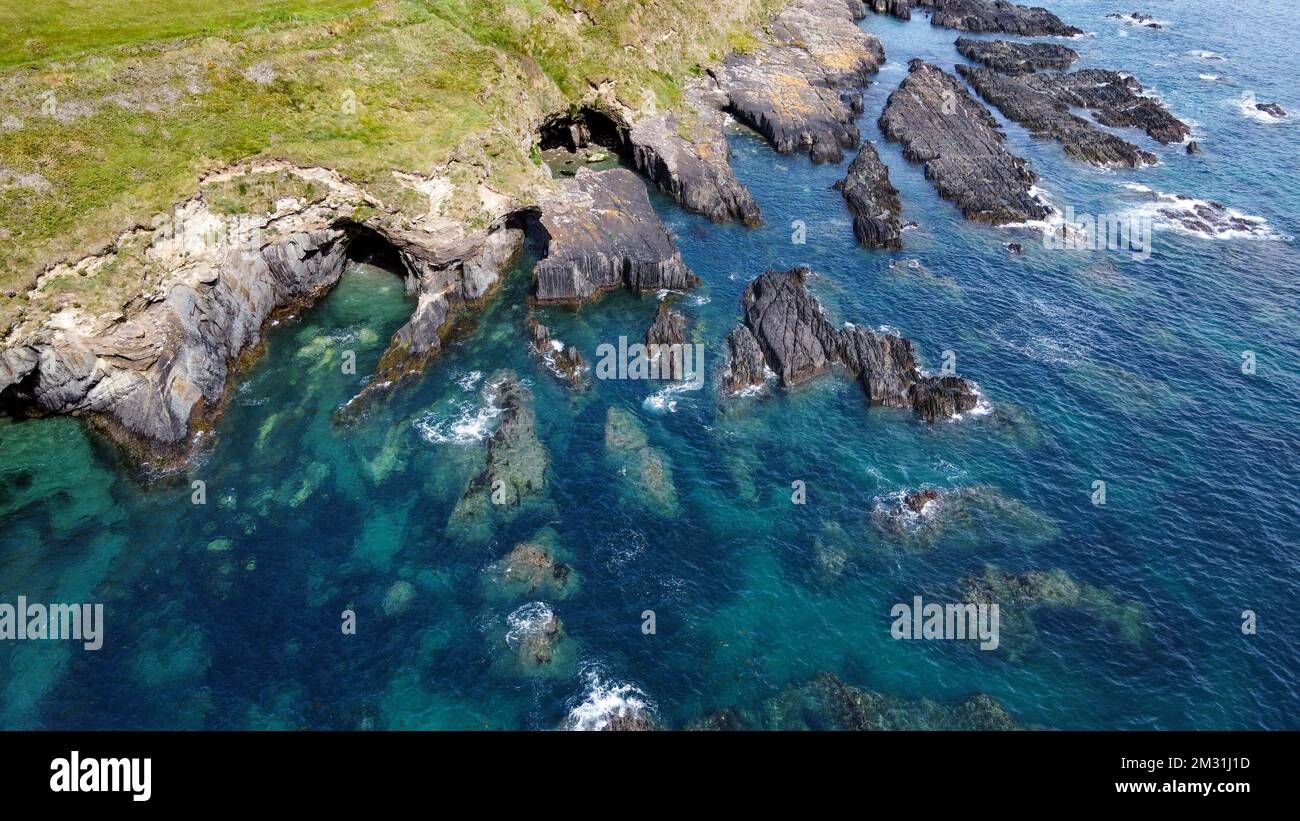 Coste rocciose del Mar Celtico lungo il percorso della Wild Atlantic Way, vista dall'alto. Mare della costa meridionale dell'Irlanda. Splendidi pendii rocciosi. Foto Stock