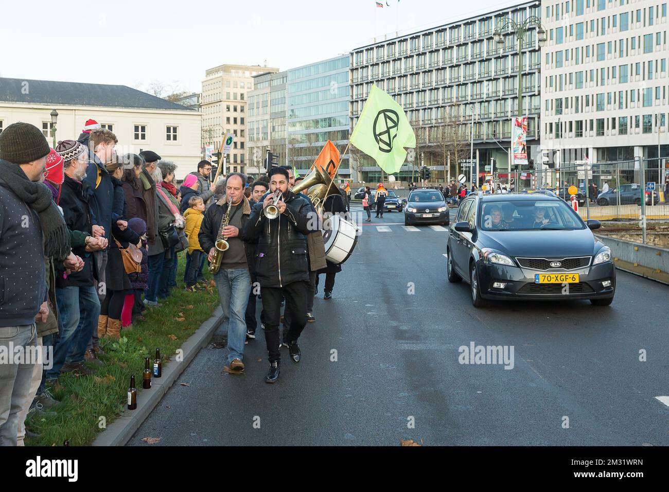 L'immagine mostra la "United for Climate - Human Chain" intorno al Palazzo reale e al parlamento federale di Bruxelles per sensibilizzare il pubblico sui cambiamenti climatici, domenica 08 dicembre 2019. FOTO DI BELGA JAMES ARTHUR GEKIERE Foto Stock