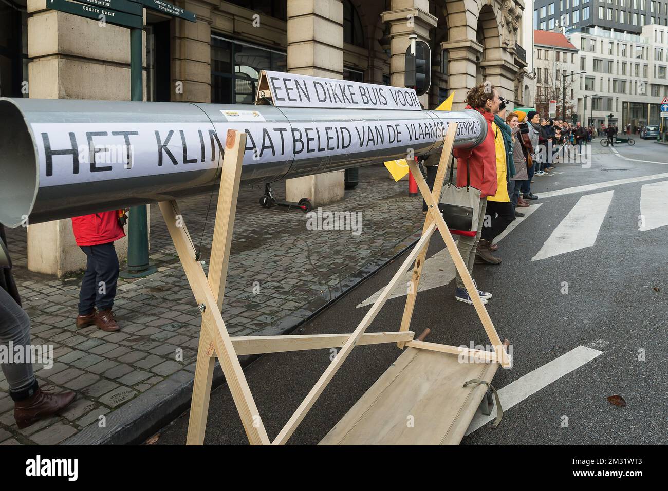 L'immagine mostra la "United for Climate - Human Chain" intorno al Palazzo reale e al parlamento federale di Bruxelles per sensibilizzare il pubblico sui cambiamenti climatici, domenica 08 dicembre 2019. FOTO DI BELGA JAMES ARTHUR GEKIERE Foto Stock