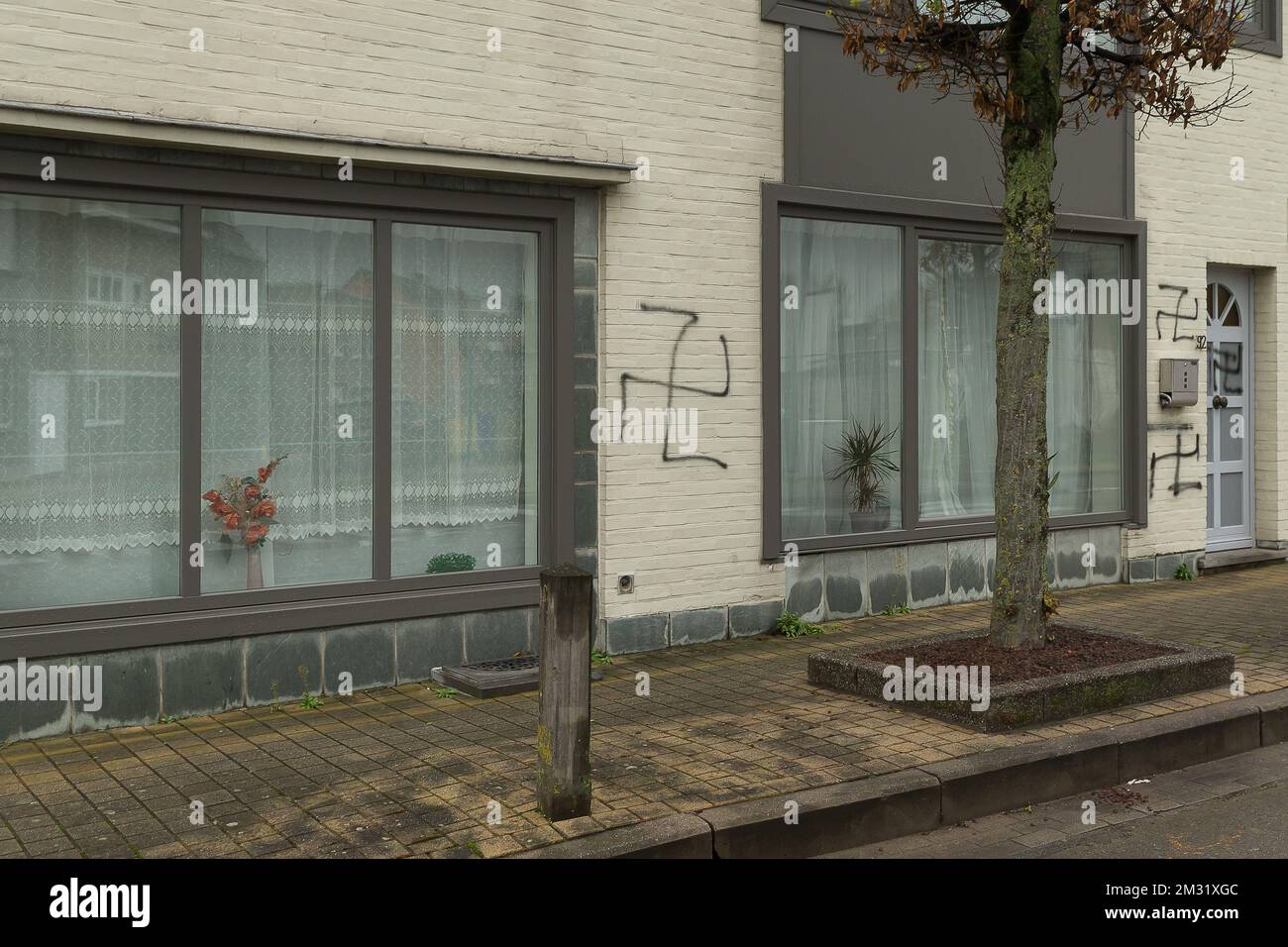 L'immagine mostra la scena a Iddergem, Denderleeuw, dove più case e automobili sono state baffettate con simboli swastika nazisti, mercoledì 11 dicembre 2019. FOTO DI BELGA JAMES ARTHUR GEKIERE Foto Stock