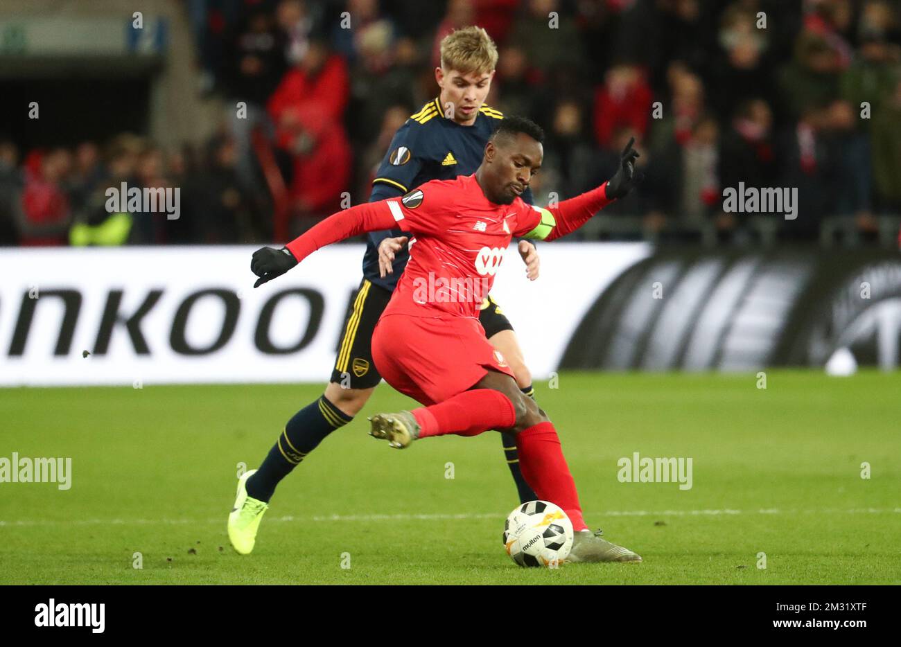 Emile Smith Rowe di Arsenal e Paul-Jose Mpoku Ebunge di Standard combattono per la palla durante una partita di calcio della squadra belga Standard de Liege contro la squadra inglese Arsenal F.C., giovedì 12 dicembre 2019 a Liege, il sesto e ultimo giorno della fase di gruppo della UEFA Europa League, Nel gruppo F. BELGA FOTO VIRGINIE LEFOUR Foto Stock