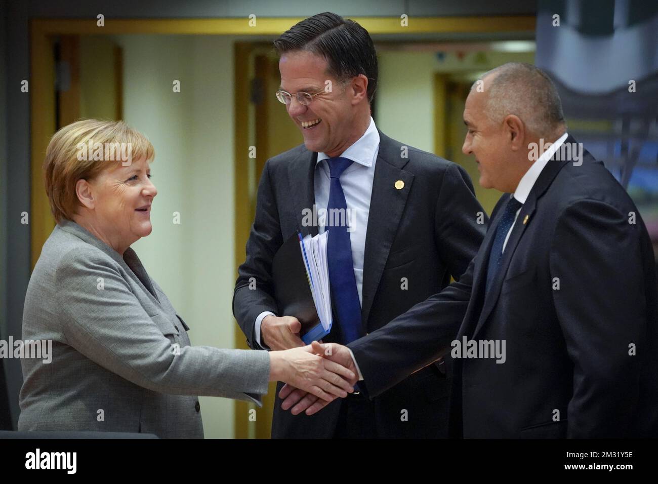 La cancelliera tedesca Angela Merkel, il primo ministro olandese Mark Rutte e il primo ministro bulgaro Boyko Borisov hanno fatto la foto durante il secondo giorno del vertice UE, venerdì 13 dicembre 2019, presso la sede dell'Unione europea a Bruxelles. Si tratta del primo vertice dopo l'insediamento del presidente belga del Consiglio dell'Unione europea Michel. BELGA PHOTO POOL/DAINA LE LARDIC Foto Stock