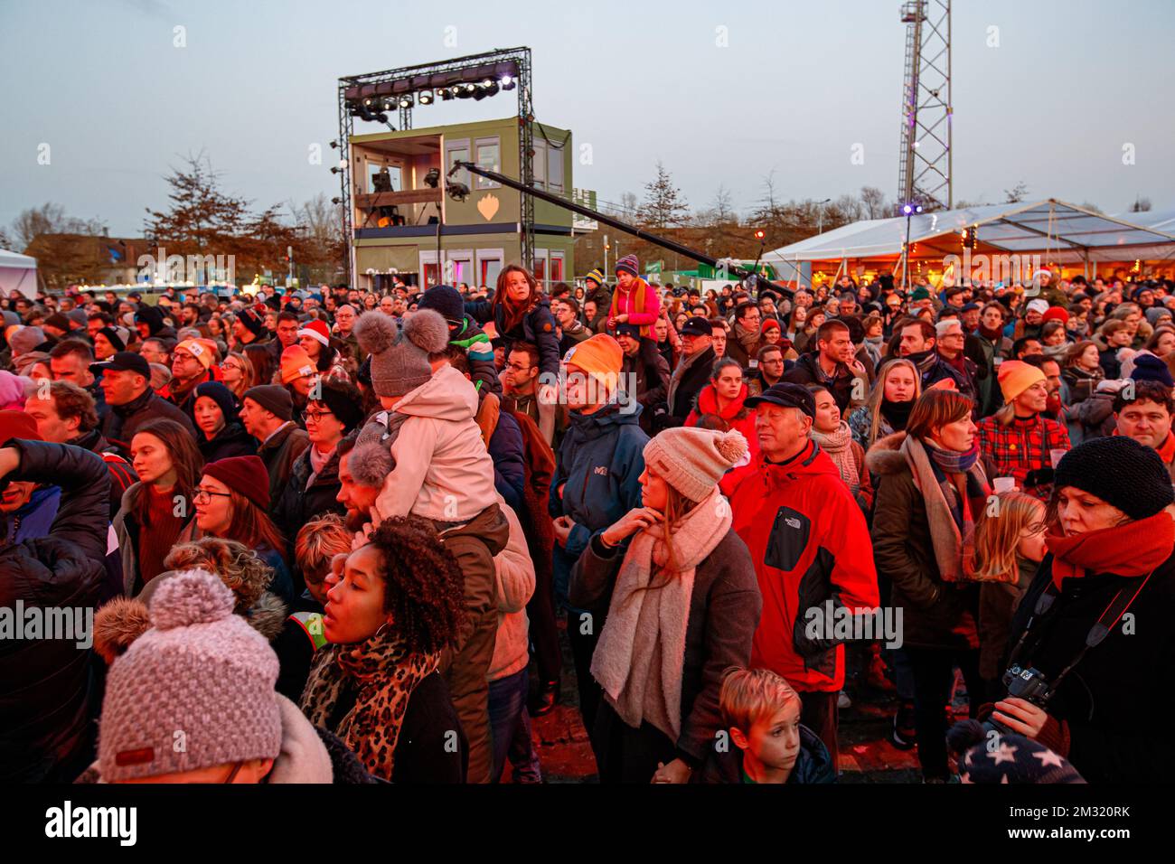 L'immagine mostra l'evento conclusivo dello 'Studio Brussel voor De Warmste  Week in Kortrijk' per sostenere la campagna di beneficenza della settimana  De Warmste (la settimana più calda), organizzata dall'emittente televisiva  e radiofonica