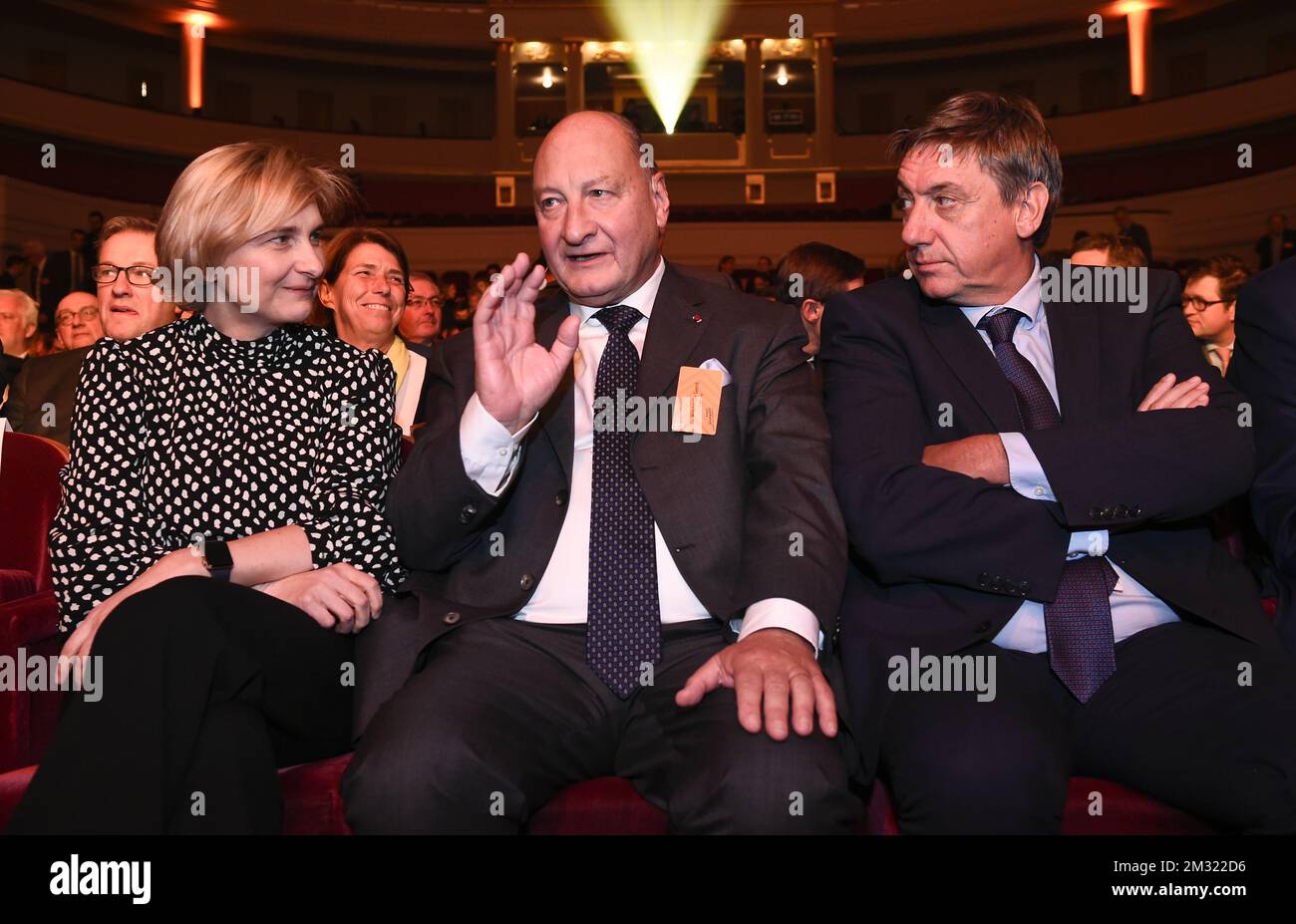 Il ministro fiammingo dell'occupazione, dell'economia, dell'economia sociale e dell'agricoltura Hilde Crevits, il presidente della VOKA Wouter De Geest e il presidente del ministro fiammingo Jan Jambon sono raffigurati durante il nuovo anno di accoglienza della VOKA (Vlaams Netwerk van ondernemingen, rete fiamminga di imprese), lunedì 06 gennaio 2020 a Bozar di Bruxelles. FOTO DI BELGA JOHN THYS Foto Stock