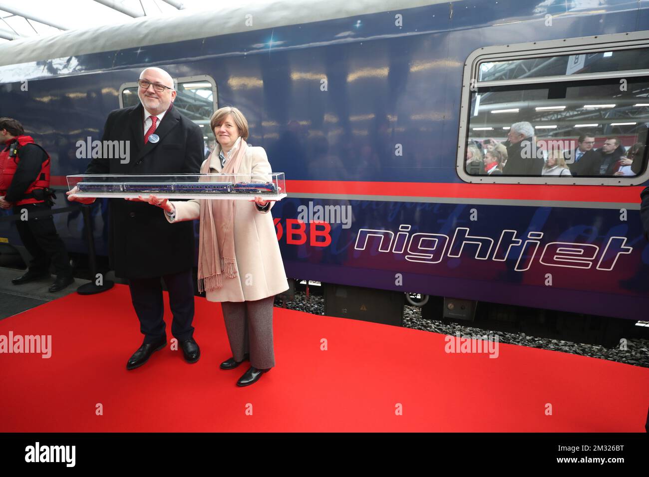 L'amministratore delegato dell'OBB Andreas Mattha e l'amministratore delegato della NMBS-SNCB Sophie Dutordoir hanno illustrato l'arrivo del primo treno notturno Nightjet da Vienna (Austria) a Bruxelles, lunedì 20 gennaio 2020. BELGA FOTO BENOIT DOPPAGNE Foto Stock