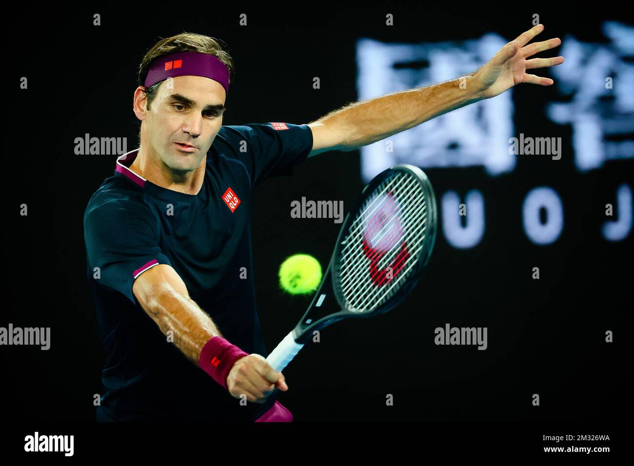 Lo svizzero Roger Federer ha mostrato in azione durante una partita di tennis tra Roger Federer (ATP 3) della Svizzera e Filip Krajinovic (ATP 41) della Serbia, nel secondo round del concorso maschile di single del Grand Slam di tennis 'Australian Open', mercoledì 22 gennaio 2020 a Melbourne Park, Melbourne, Australia. FOTO DI BELGA PATRICK HAMILTON Foto Stock