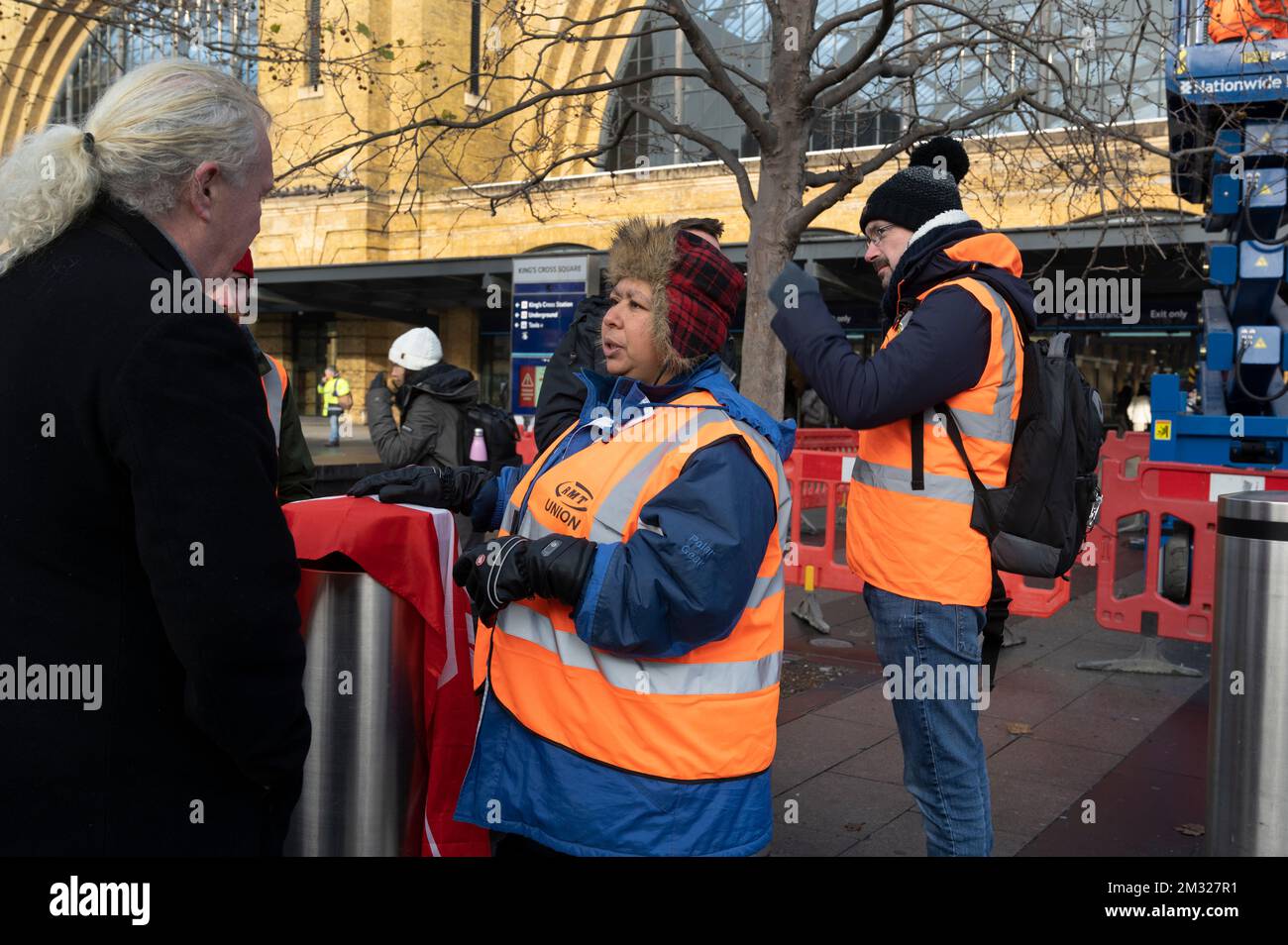 Londra, Inghilterra. Kings Cross. Colpendo i membri del RMT (Unione Nazionale dei lavoratori ferroviari, marittimi e dei trasporti) sulla linea picket. Foto Stock