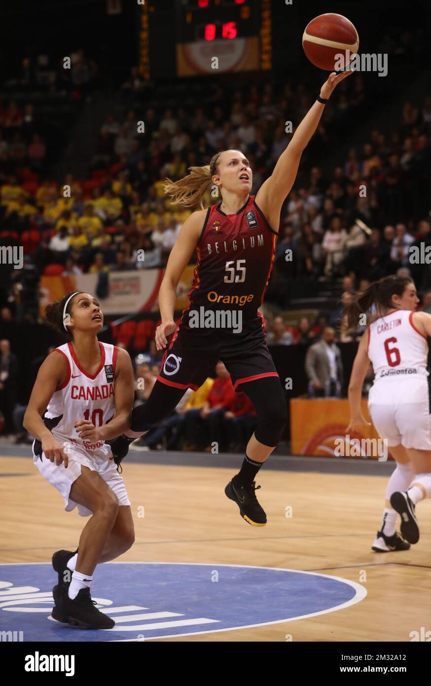 Miah-Marie Langlois canadese e i gatti belgi Julie Allemand combattono per la palla durante una partita di basket tra la nazionale belga Cats e il Canada, al torneo femminile di basket di qualificazione olimpica giovedì 06 febbraio 2020 a Oostende. BELGA PHOTO VIRGINIE LEFOUR Foto Stock