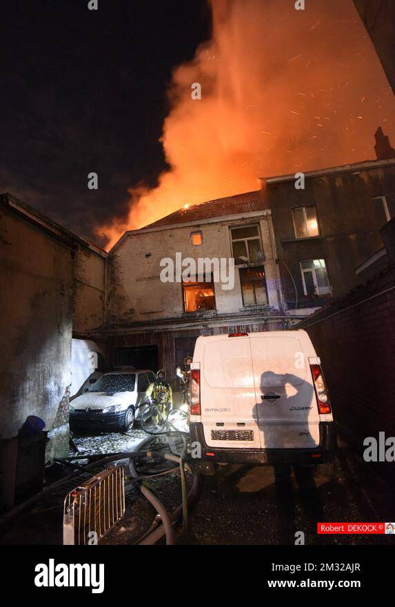 Pompiers Bruxelles. Sulla foto relativa all'articolo di Belga «Cor 215 19- honderd mensen geevacueerd bij brand in schaarbeek- deze avond brak een hevige brand uit in een groot carrosiebedrijf gevestigd in de woonzone groendreef -roeiersstraat en kleine arbeidsstraat.nu de grodonder, brand in BRUXELLES, 09/02/2020 10». MIGLIORE QUALITÀ DISPONIBILE - BELGA PHOTO GAELLE PONSELET Foto Stock