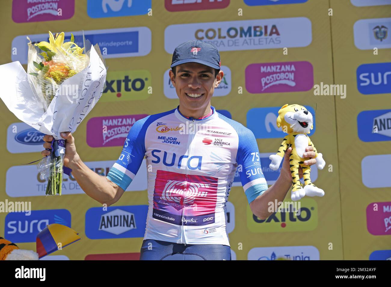 Sergio Higuita colombiano dell'EF Educazione First Pro Cycling, primo pilota colombiano, festeggia sul podio dopo la prima tappa del Tour della Colombia, un singolo cronometro (16,7km) da Tunja a Tunja, in Colombia, martedì 11 febbraio 2020. BELGA PHOTO YUZURU SUNADA - FRANCE OUT Foto Stock