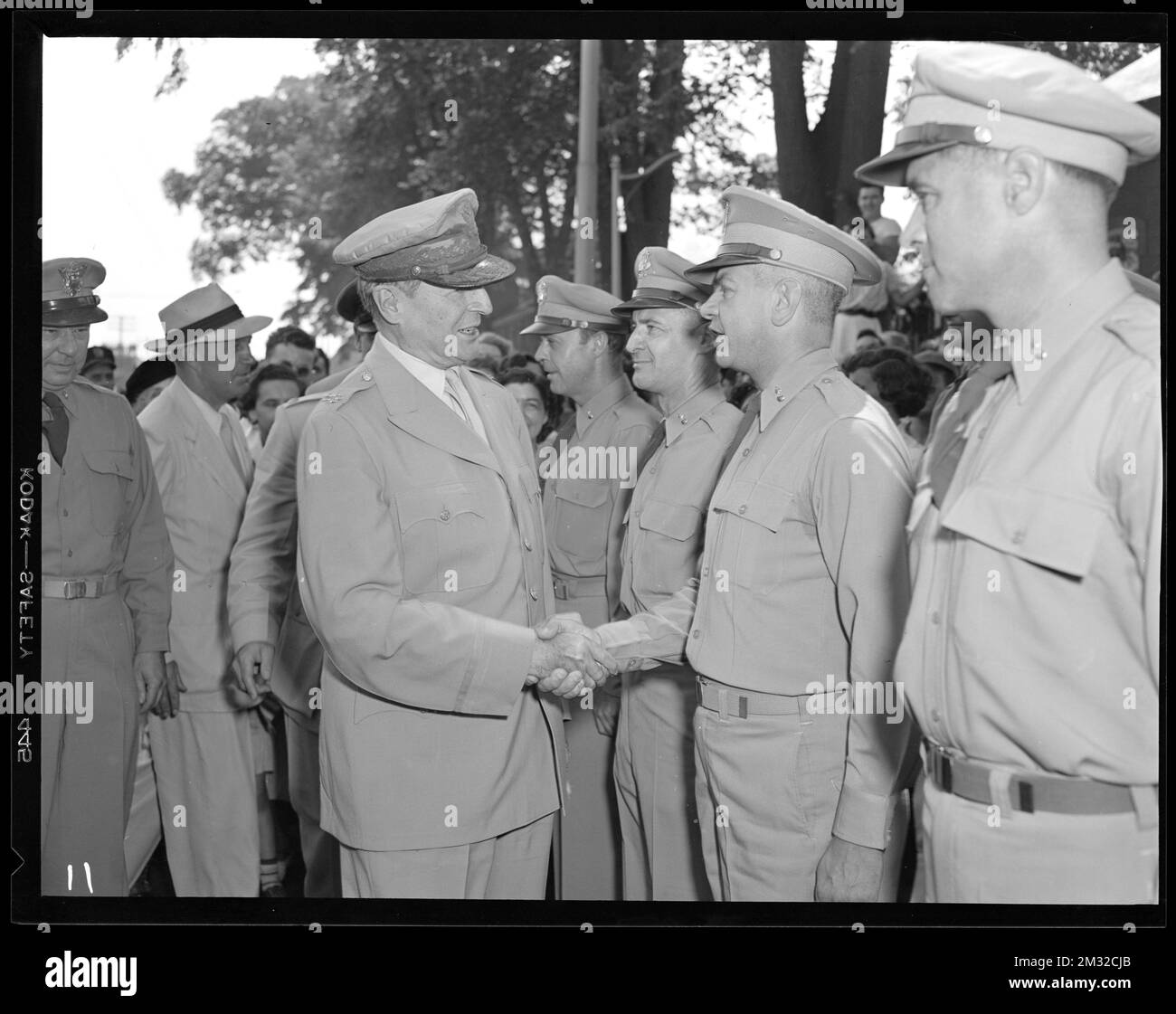 Gen. MacArthur , Armerie, parate e cerimonie militari, ufficiali militari, MacArthur, Douglas, 1880-1964, Watertown, Arsenal Mass.. Record degli Stati Uniti Esercito operativo Foto Stock