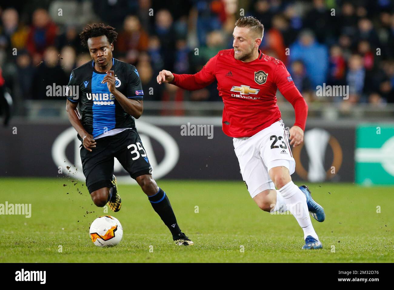 Percy Tau del Club e Luke Shaw del Manchester United combattono per la palla durante una partita delle 1/16 finali della UEFA Europa League tra il club calcistico belga Club Brugge e il club inglese Manchetser United, a Brugge, giovedì 20 febbraio 2020. FOTO DI BELGA BRUNO FAHY Foto Stock