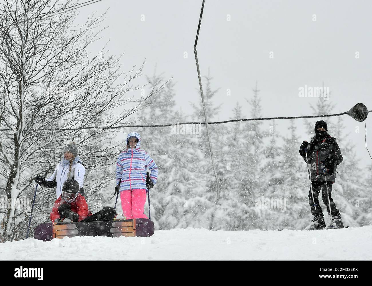 L'immagine mostra le persone in azione presso la stazione sciistica 'Thiers des Rexhons' di Spa, giovedì 27 febbraio 2020. Giovedì, le prime due stazioni sciistiche hanno aperto le loro piste in Belgio. FOTO DI BELGA ERIC LALMAND Foto Stock