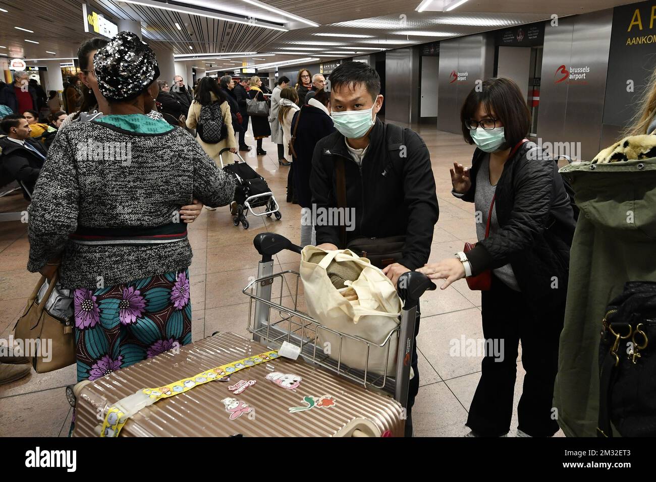 L'illustrazione mostra i passeggeri che indossano maschere sul viso nella sala degli arrivi dell'aeroporto di Bruxelles, venerdì 28 febbraio 2020. FOTO DI BELGA ERIC LALMAND Foto Stock