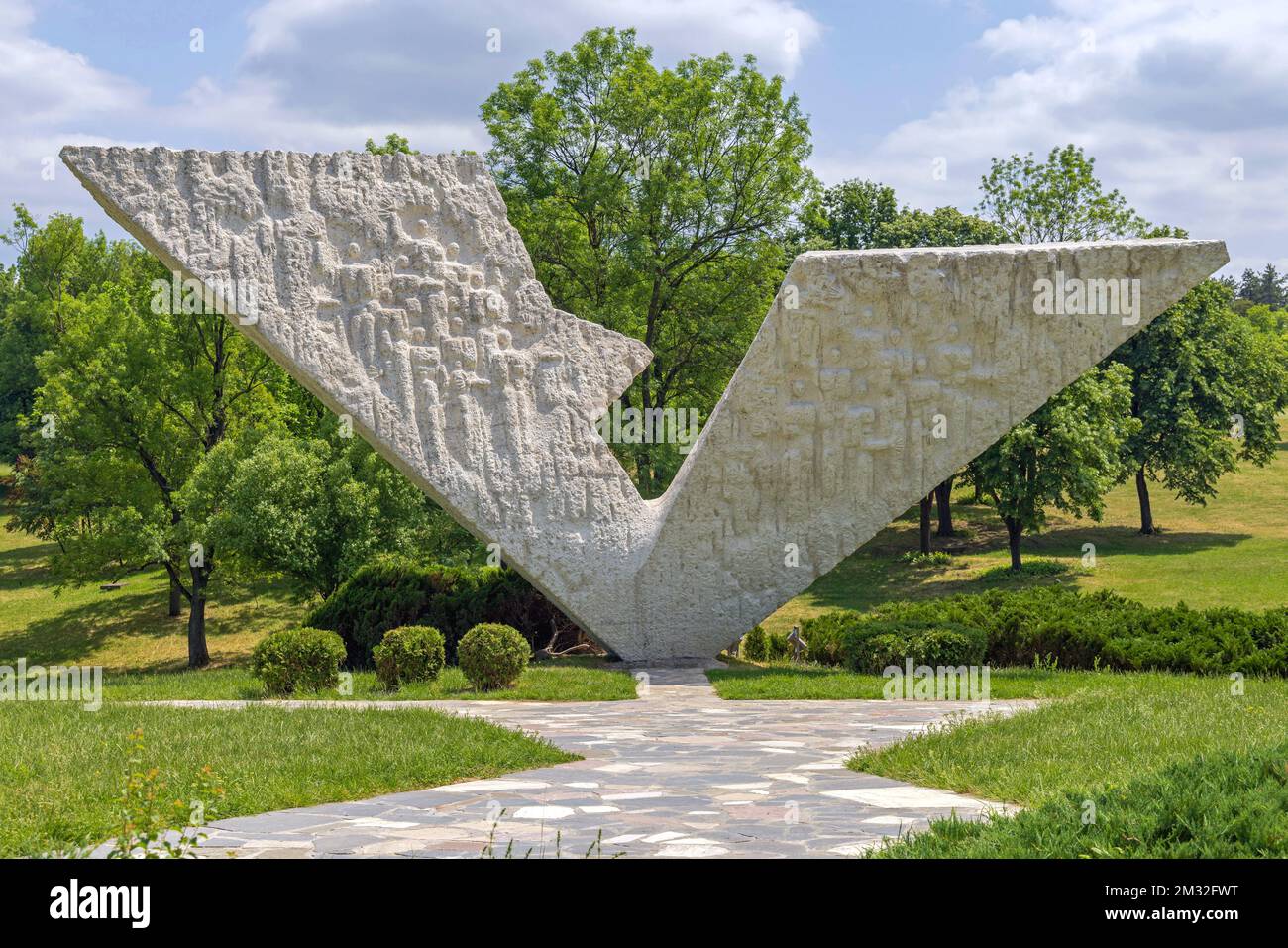 Kragujevac, Serbia - 26 maggio 2022: Interrupted Flight Monument to the assassined School Children and Teachers by German Occupation Forces durante il mondo W. Foto Stock