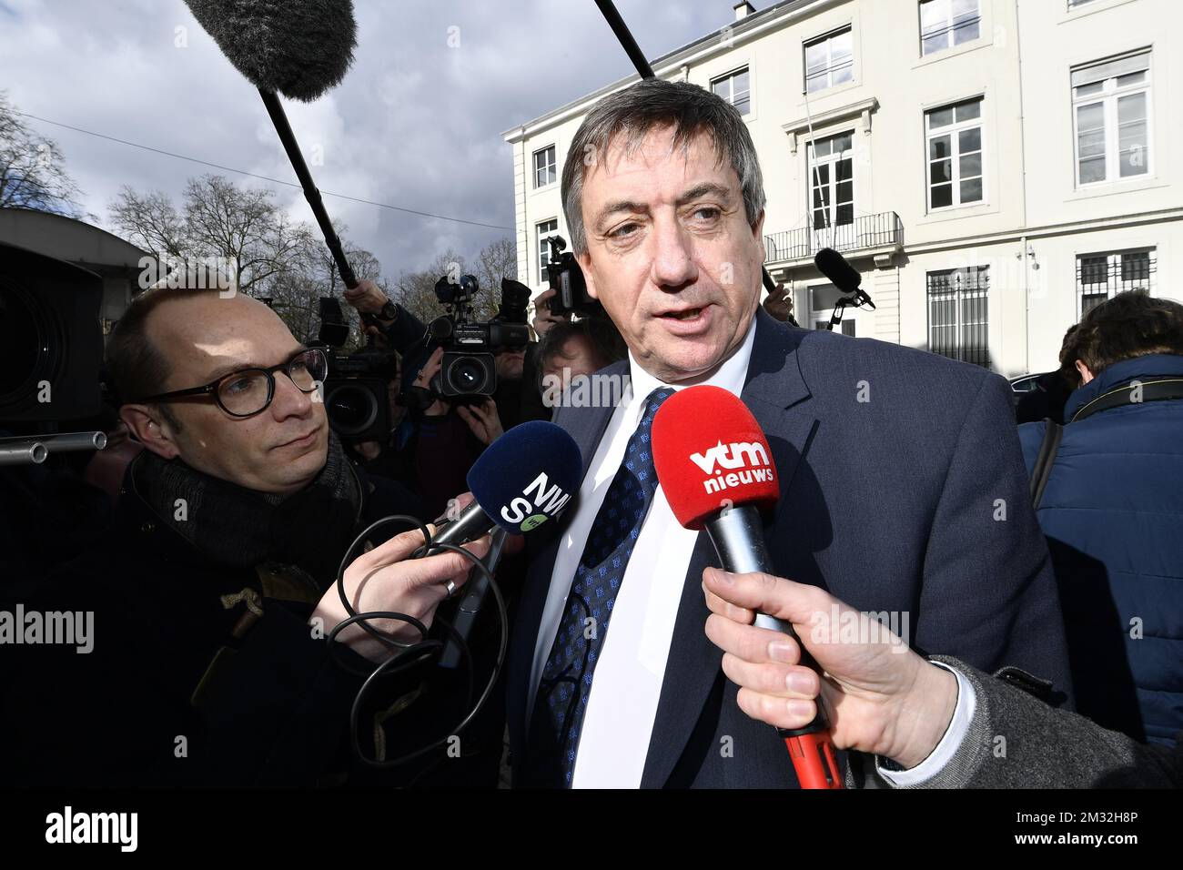 Il Presidente del Ministro fiammingo Jan Jambon arriva per la riunione del comitato consultivo con i ministri del Governo Federale, dei governi regionali e dei governi comunitari, a Bruxelles, lunedì 09 marzo 2020. Questo incontro con i diversi governi è chiamato quando si discutono questioni che coinvolgono più livelli. Da oggi abbiamo 239 persone con Covid-19 in Belgio. FOTO DI BELGA ERIC LALMAND Foto Stock